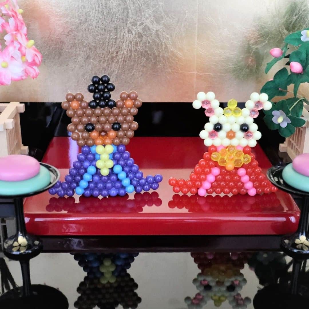 アクアビーズ公式さんのインスタグラム写真 - (アクアビーズ公式Instagram)「・ 皆さん、ひな祭りの準備はされましたか😊？  アクアビーズで作ったうさぎとくまのお雛様を、雛壇に飾ってみました✾ 作り方は、公式ウェブサイトのイラストシートからダウンロードできますので、是非作ってみてください✨  #アクアビーズ #aquabeads #ビーズ #beads #アクアビーズアレンジ  #ひな祭り #雛人形 #ひな人形 #おひなさま  #おうち時間」2月23日 20時00分 - epoch1958_jp