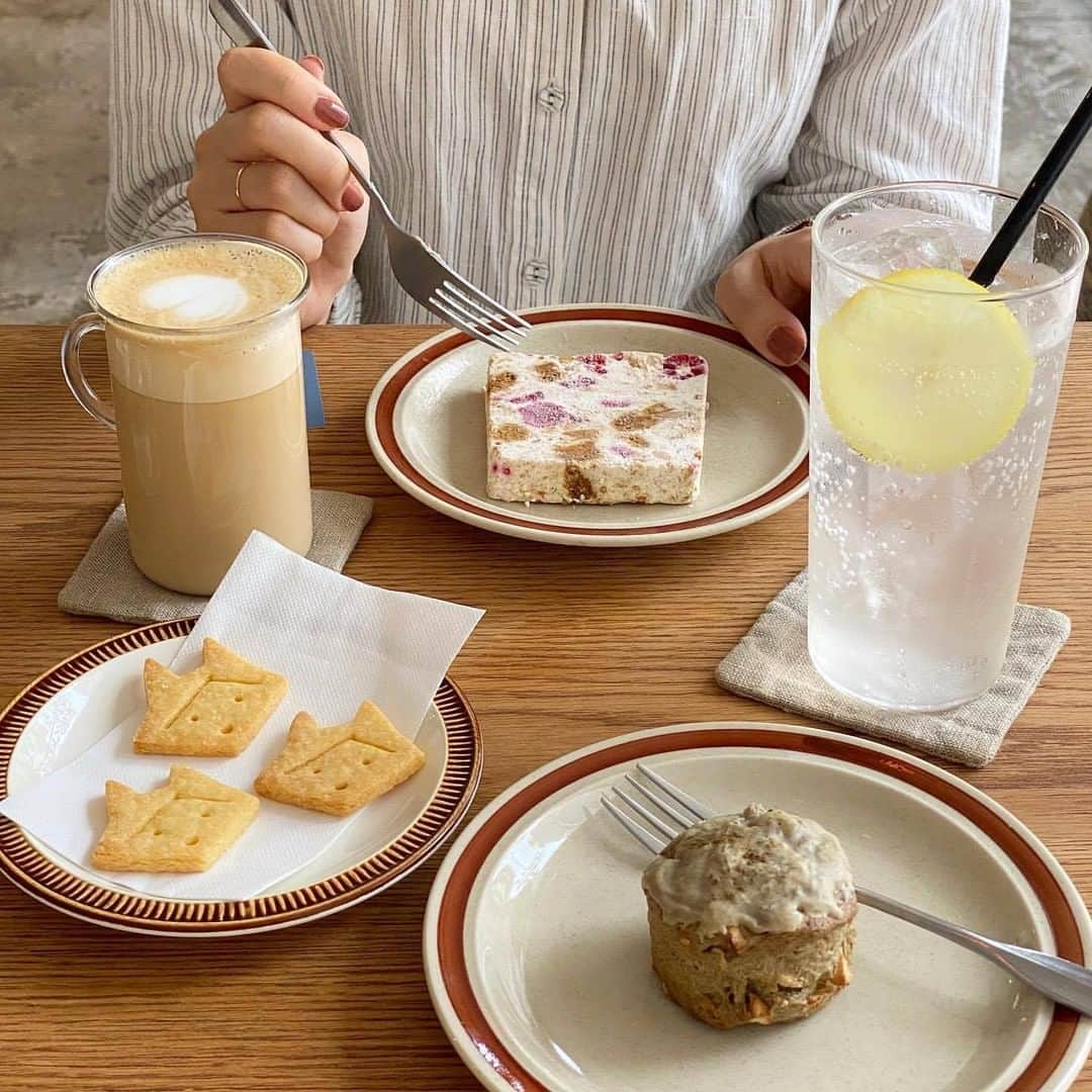 PATRA magazineさんのインスタグラム写真 - (PATRA magazineInstagram)「スコーンやチーズケーキなど絶品スイーツが盛りだくさんな大阪カフェ  大阪市天王寺にある「 cafe CYANT 」は コーヒーとも相性のいいスイーツがたくさんある素敵なカフェ☕️  ベイクドチーズケーキやカッサータをはじめとするスイーツはもちろん CYANTクッキーというがクッキー可愛すぎる🐱💛  店内やショップカードもかわいいから楽しく過ごせること間違いなし！  ※お出かけができる機会になったら、ぜひ行ってみてね🌤  📍 cafe CYANT 〒543-0002 大阪府大阪市天王寺区上汐5-7-1 ☑︎最寄駅：四天王寺前夕陽ヶ丘駅 徒歩5分 ☑︎営業時間 平日 11:00-19:00 / 土日祝 10:30-18:30  ☑︎定休日：火曜日 ➡ @cafe_cyant  ＼ thank you 🦢 ／ @domami3 / @da__riko_216 @___manaaa.__ / @eko.718 @310me7 / @aakimdae  今みんなの中で流行っている事やアイテムがあれば PATRA magazine をタグ付けしてぜひ教えてね🔔  皆さんのすてきな投稿をぜひ紹介させてください！  #PATRA#cafecyant #osakacafe #cheesecake #osaka #カフェシヤント #大阪カフェ #鶴橋カフェ  #天王寺カフェ #上本町カフェ #大阪カフェ巡り #梅田カフェ #おしゃカフェ #カフェ巡り #チーズケーキ #カッサータ #CYANTクッキー #🐱」2月23日 20時00分 - patra__jp