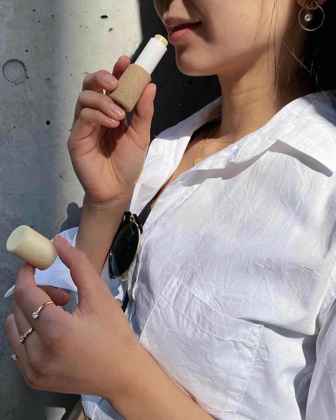 鈴木詩織のインスタグラム：「年中手放せないリップクリーム🥺 ボディケアやバスアイテムでも普段から使っている @kneipp_japan からオーガニックリップバームがでたので使ってみたよ♡  オーガニックのヴィーガンリップで、リサイクル可能なパッケージがかわいいのに地球にもやさしくて好き🍃  使っているのは、甘ったるい感じではなくてほんのりの心地よいバニラの香り。  テクスチャーはするっとした感じで塗りやすく、しっとりと保湿してくれるよん😉色がつかないから口紅の下地としても良さそう。  マスク生活で唇が乾燥しがちだからリップがかかせないんだけど、ベタつかないし香りもいいので癒されながら使える♡  他の色や香りもあったので気になる方はオンラインショップを見てみてね👩🏾‍💻  ﻿ ﻿  #PR#クナイプ#kneipp#lipbalm#スキンケア#リップケア#唇ケア#クナイプオーガニックリップバーム#リップバーム#バーム#lipcare#organic#保湿ケア#マスク#マスク荒れ#マスク荒れ対策#マスク肌荒れ対策#マスク荒れケア#マスク肌荒れケア#マスク生活#オーガニックコスメ」