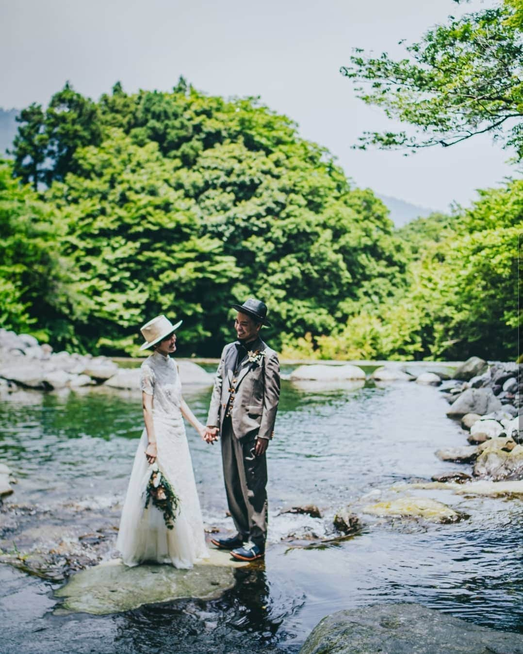 Cli'O mariageクリオマリアージュさんのインスタグラム写真 - (Cli'O mariageクリオマリアージュInstagram)「もうすぐ春🌸マイナスイオンたっぷりの河岸フォトも良いですよね🕊️ . 困難な時代だけど、自然に囲まれたフォトウエディングなら楽しきチームの少人数撮影で安心です🌿 . さながら映画のワンシーンの様にですね🕊️ 春の海も河岸も、撮影シーズン到来ですね🕊️ 撮影日の予約はお早めに🌿 ブーケもオーダー可能なんですよ💐 . 今のこの時をいつか観た映画のワンシーンの様に… 日帰りのショートトリップ... 拘りのドレスとタキシードで🕊️ . 地球を感じる【河岸フォト】には森林フォトも料金内で撮影可能なんですよ🌿 【海フォト】にも森林フォトが選べるので、迷いますよね🌊 予定日が荒天の場合は無料で日程変更も可能ですよ✴️ . ◼️３/19までにフォトウエディングのご成約いただくと、お祝い金プレゼント中です◼️ https://www.cliomariage.com/?p=2622 . 楽しきクリオマリアージュの撮影クルーと楽しんで下さいね🕊️ . ★リアルなクリオマリアージュブライズをご紹介しております⏬  @cliomariage_brides ★パーティーや花嫁アクセサリーのご購入検討中の方はこちらをご覧ください⏬ @cliomariage.shop . The request of photo wedding is also possible. Please make an appointment. ↓↓↓ ☏+81-3-3770-9722 ✉info@cliomariage.com 1-16-16-5F Dogenzaka,Sibuya,Tokyo #cliomariage #photowedding #クリオマリアージュ #フォトウエディング #ウエディングフォト #ウエディングドレス #ドレス試着 #結婚準備 #ドレス探し  #海外挙式 #前撮り #後撮り #結婚式延期 #撮影 #プレ花嫁 #卒花嫁  #高身長花嫁 #家族婚 #2021夏婚 #結婚式中止　#2021春婚 #ウェディングドレス試着 #カラードレス試着 #ドレス迷子 #ウェディングドレス迷子 #家族挙式 #コードスリー  #weddingdress #お色直しドレス」2月23日 20時02分 - cliomariage