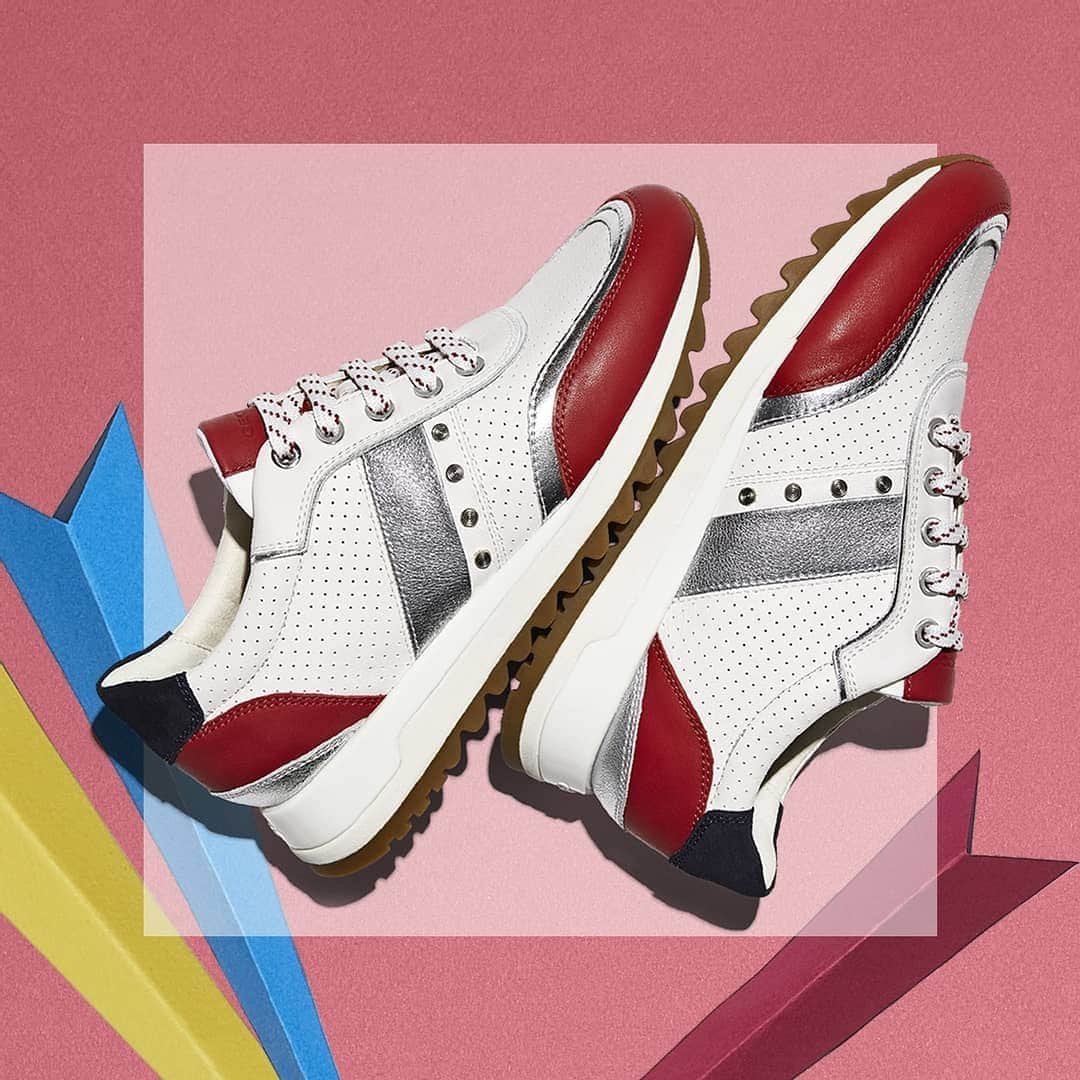 ジェオックスのインスタグラム：「80s style with a modern twist.  Decorative gold studs. Silver-tone leather. Contrasting sidebands...does it get any bolder?  ​ ​ ​#geox #geoxshoes #expressyourworlds」