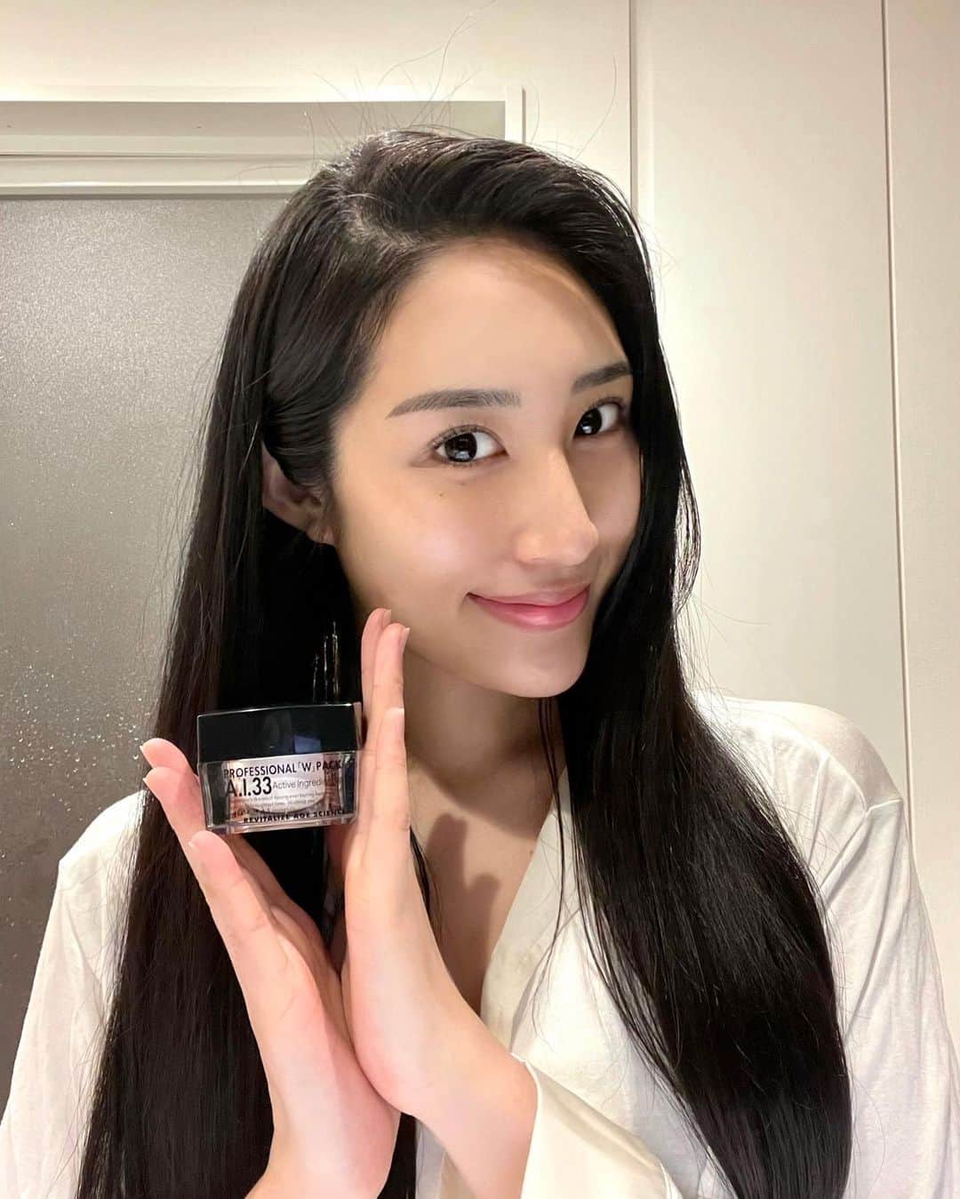 𝐾𝐴𝑁𝐴𝐸のインスタグラム：「𝑁𝑒𝑣𝑒𝑟 𝑓𝑜𝑟𝑔𝑒𝑡 𝑡𝑜 𝑡𝑎𝑘𝑒 𝑐𝑎𝑟𝑒 𝑜𝑓 𝑦𝑜𝑢𝑟 𝑠𝑘𝑖𝑛 𝑝𝑟𝑜𝑝𝑒𝑟𝑙𝑦.  お風呂上がりに 塗るだけパック🧖🏻‍♀️ 翌朝すっごいお肌もっちり🤍 これから花粉の季節🤧しっかりと保湿をして肌バリアを守ろう🤍  #EGF #抗酸化作用 ビタミンCの250倍以上とも言われる#フラーレン #高保湿 #ヒアルロン酸 #潤い #コラーゲン #美肌 #アルガンオイル #美肌ケア #美肌になりたい #すっぴん #スキンケア #rascosme #rasコスメ #ラスコスメ #塗って寝るだけ #パック #美意識 #エステ #美容 #beauty #skin #skincare #뷰티스타그램 #코덕 #뷰티   今ならライン登録で 全品¥1,500 offらしい🤫 ID：@068ecqek  まつ毛はいつも姉に綺麗にしてもらいます♩ #パリジェンヌラッシュリフト #まつ毛パーマ」