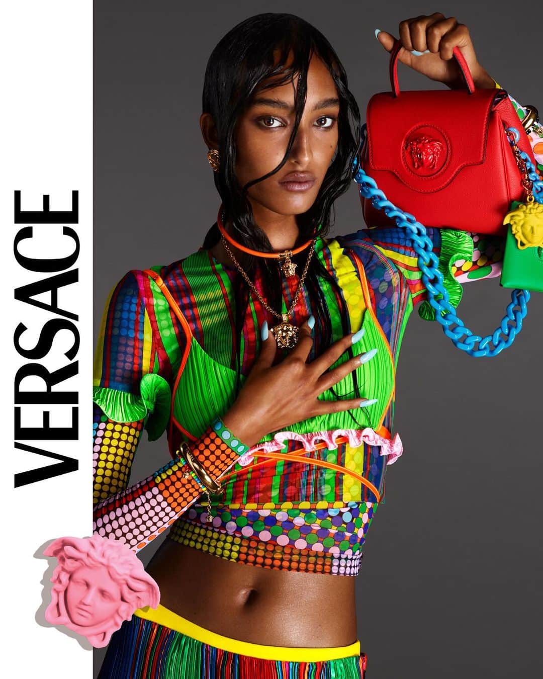 ジャンニヴェルサーチのインスタグラム：「Captivating charm - whoever falls in love with Medusa cannot flee from her. @mona_tougaard presents the new #VersaceLaMedusa bag.   Learn more about our latest design through the link in bio. #VersaceSS21」