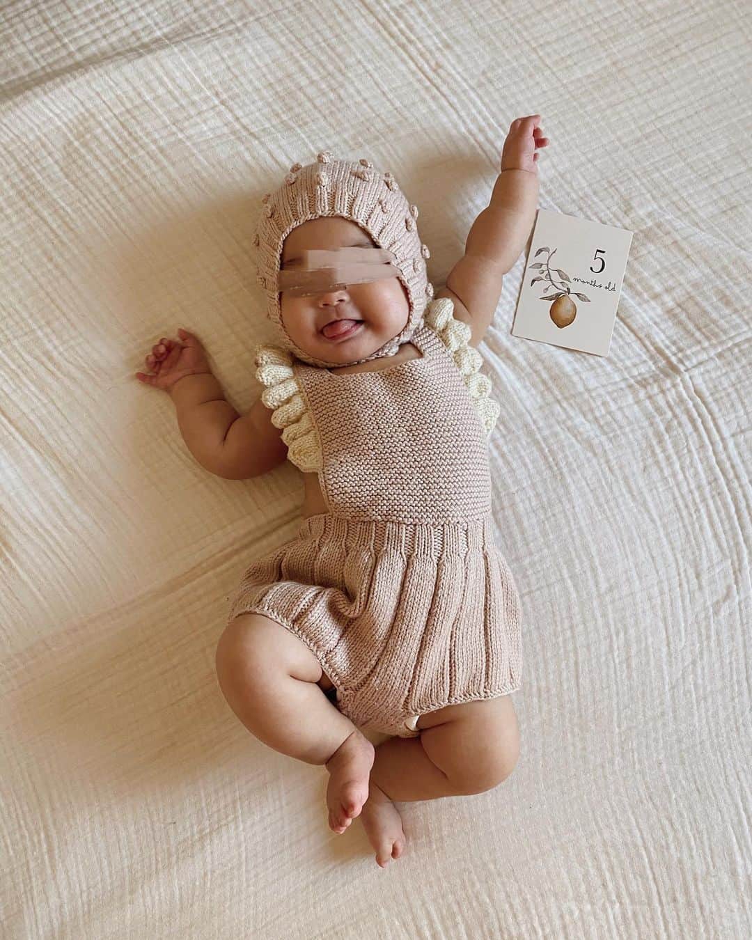 目見田早弥子のインスタグラム：「🦢🤍 ９日で５ヶ月! お昼寝は30分くらいしか寝てくれないから 寝た!ってなったらそこからダッシュで 家事を終わらせる毎日です😇 最近は視界からちょっとでも私が消えると グズグズ言うけど 隣にいたりすると落ち着いてくれて それがまた可愛い🍑✨ 先月までは自分で頭引っ掻いちゃって 傷だらけになってたけどそれがなくなってきたなぁ👌🏻✨ ５ヶ月になってすぐに 離乳食を10倍粥１さじからスタートしましたが その翌日から下痢気味なのが2〜3日続き.. (普段1〜2日に１回くらいが１日で4〜5回でした💩) 離乳食は一度ストップさせました。 水分はしっかりとれていて機嫌も良かったので 「問題ないよ~」とかかりつけの先生にも言われましたが 「１ヶ月小さく生まれてるから また赤ちゃんの機嫌が良くて お母さんのタイミングが合う時に ゆっくり再開したら良いと思うよ」と🙏🏻 上の子がかなり健康で頑丈なので（笑）、 性格的にも繊細な下の子には 大丈夫かな？と心配になることもありますが あまり過敏になり過ぎず (早産児に限らず 離乳食スタート時に下痢をすることはあるし、 早産児でも問題なく進められる子もいるので) 人それぞれ、その子のスピードがあるんだなと 思って二人三脚がんばります🌸 #5month#女の子ママ#５ヶ月ベビー」
