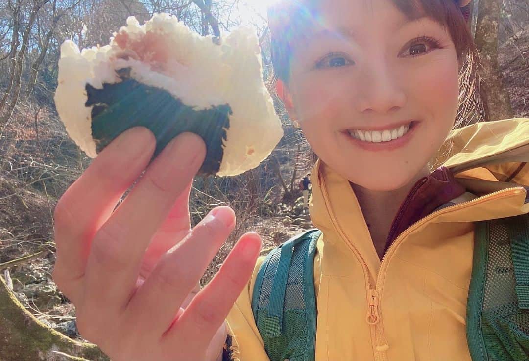 のインスタグラム：「無事に山から下りて来ました⛰ 自然の中で食べるおにぎりは格別😋🍙  今から自宅に戻ります🏠  山に行くのも私のお仕事の1つです✨⛰✨ どうかご理解下さい🤲  また色々お知らせしますね☀️  #山 #おにぎり #最高 #mountain #Love #outdoor #アウトドア #感謝 #ありがとう #登山 #ザック #シューズ #ダウン #サロモン #salomon #大自然 #空気 #美味しい #power #charge #チャージ #元気 #clear #⛰ #🏔 #👟 #🍙 #😋 #☀️ #❤️」