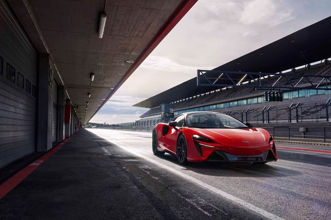 McLaren Automotiveのインスタグラム：「Artura has perfect supercar proportions – a long, low sleek nose, long roofline, very fast windscreen angle and very ‘cab-forward’ stance. Coupled with a compact wheelbase, 19-inch and 20-inch wheels and high fenders and haunches, the result is a superb dynamic feel overall, enhanced by the extremely compact rear overhang.​ ​ #McLarenArtura​」