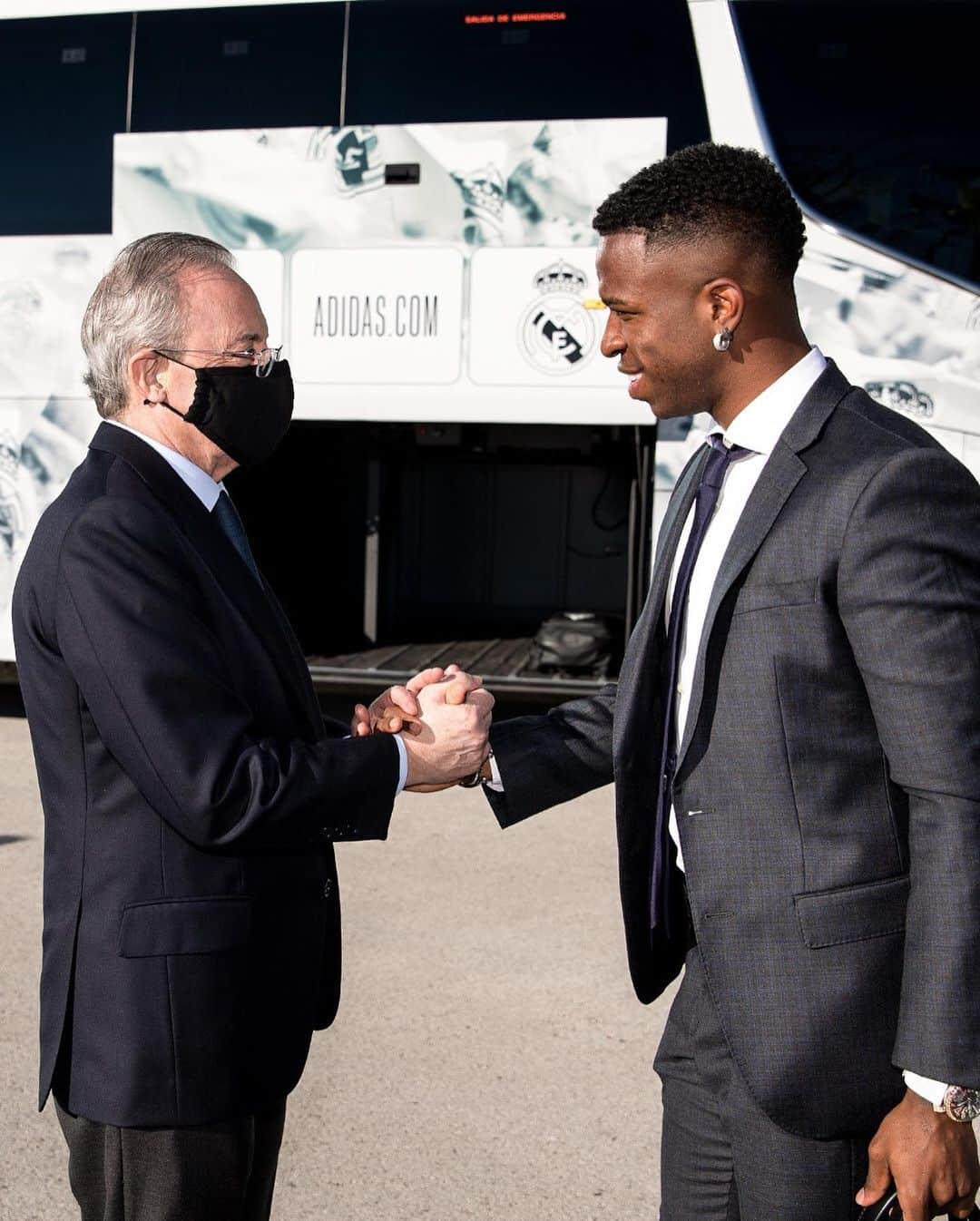 レアル・マドリードさんのインスタグラム写真 - (レアル・マドリードInstagram)「Florentino Pérez greeted @Zidane and the players and wished them luck ahead of the Atalanta match. - Florentino Pérez saludó a Zidane y a los jugadores y les deseó suerte para el partido contra el Atalanta. #RealMadrid • #HalaMadrid」2月23日 20時12分 - realmadrid