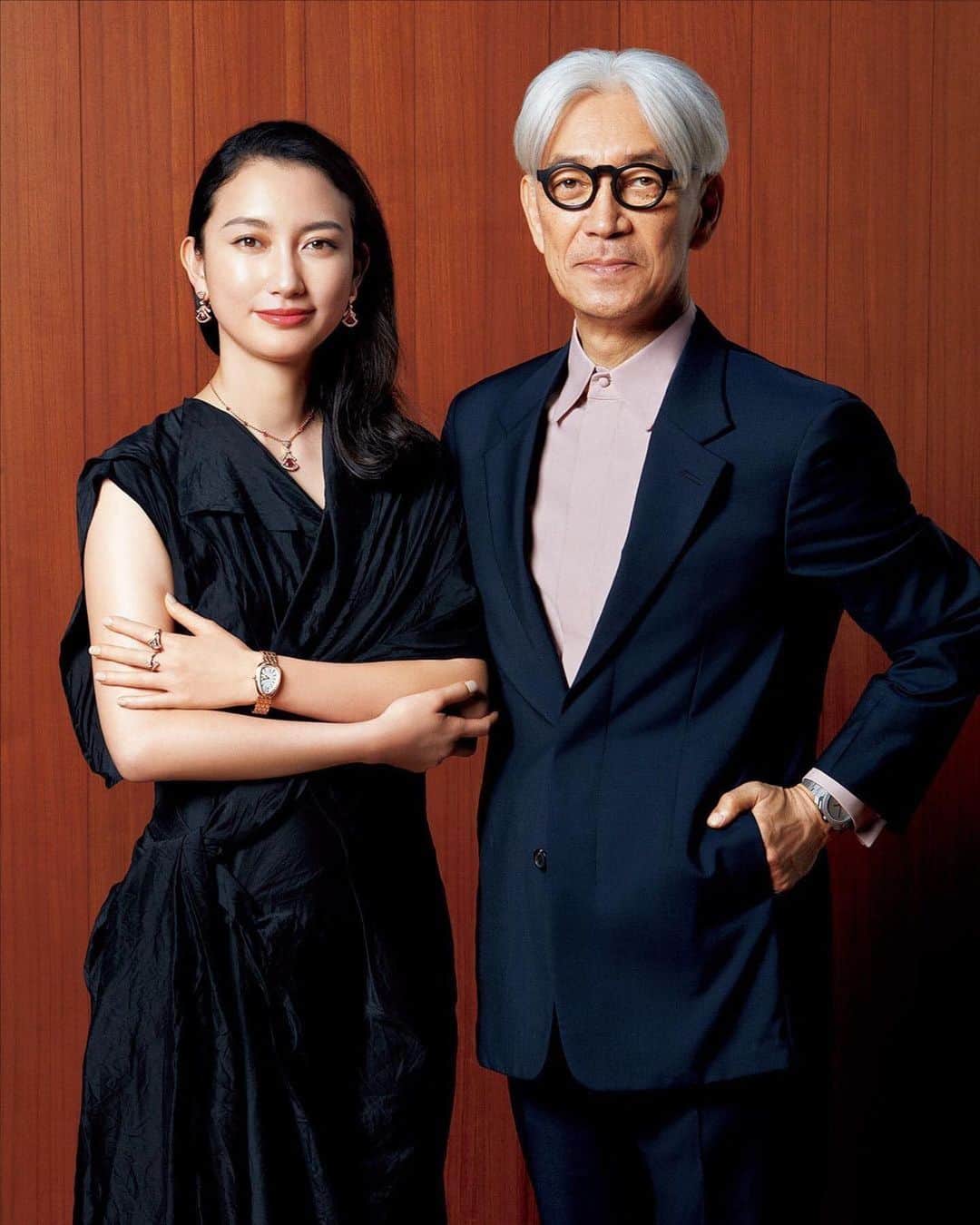 のインスタグラム：「VOGUE JAPAN  March issue @voguejapan  「今最も輝く10人の女性の生き方に賛辞を贈る、ブルガリ アウローラ アワード」  Awardee & Recommender 伊藤詩織 × 坂本龍一  Photos: @kuri1936  Stylist:Koichiro Yamamoto (Sakamoto)　　 ,Rena Semba @rena_semba (Ito), Hair & Makeup:Yoboon (Sakamoto), @rieshiraishi1220 (Ito) Text: Rieko Shibazaki　 Editor: Yaka Matsumoto　 Assistant Editor: Maho Kochi　  Styled for Shiori Ito Jewelries: @bulgari   ジャーナリスト、映像作家の伊藤詩織さんのヘアメイクをさせて頂き大変光栄です。ありがとうございました。  お二人の対談動画がVOGUE JAPANの公式サイトよりご覧いただけます。  I am honored to do hair styling and make-up for journalist and filmmaker Shiori Ito san.」