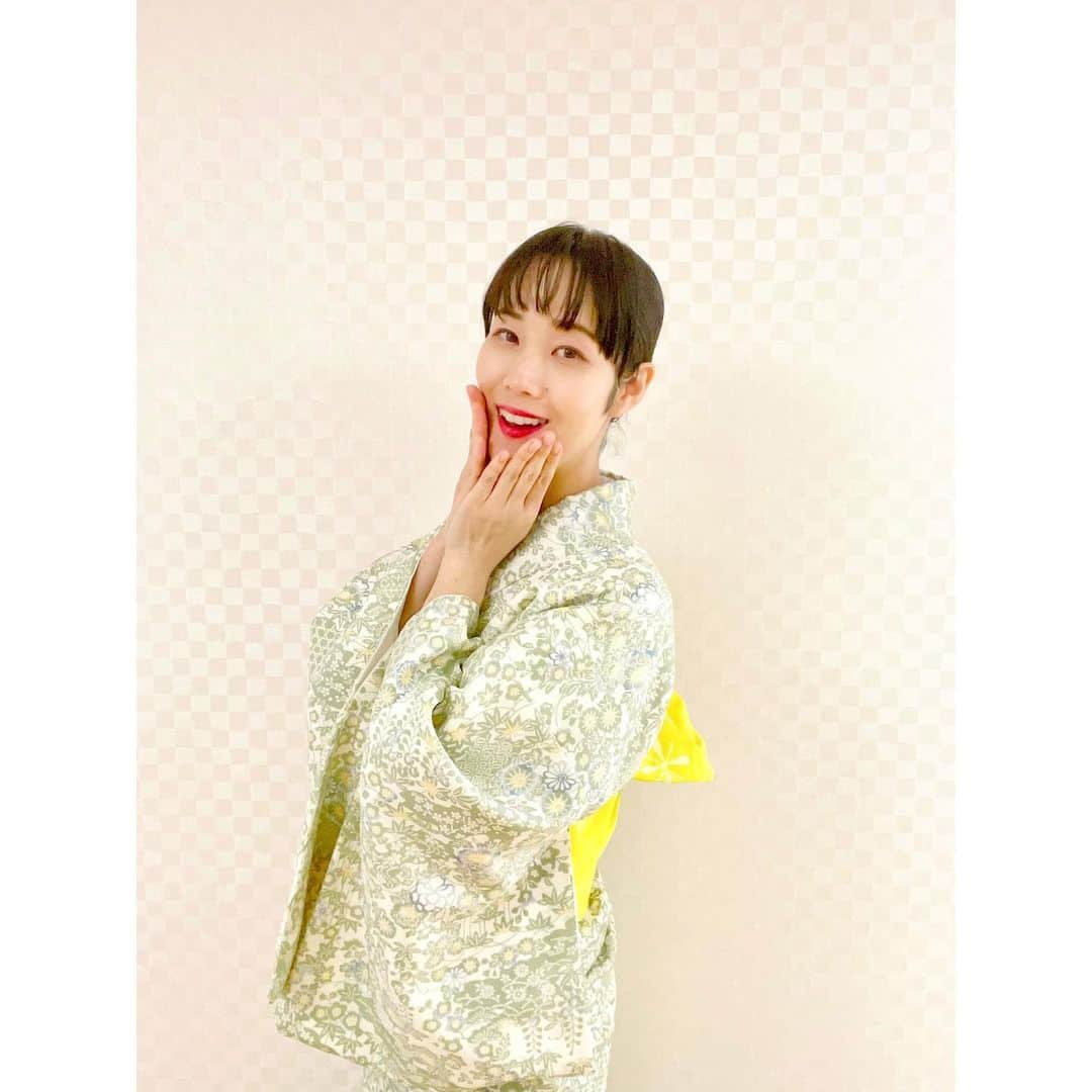 花柳まり草さんのインスタグラム写真 - (花柳まり草Instagram)「2021.2.23 もうすぐ❣️ 【日本舞踊協会オンラインワークショップ】 日本舞踊協会としては初の試みとなる《オンラインワークショップ》❣️ 『Sonoligo』というプラットフォームにて開催されるのですが、こちらのイベントに講師として参加させて頂きます✨  ★しかも、今ならSonoligoへの登録料が初月無料です★  全３回行われるワークショップは、それぞれの回ごとに異なる視点から、日本舞踊の魅力を分かりやすくお伝え致します‼️  ぜひ、お家やオフィスで、お楽しみくださいませ💻💖  私は３回目に藤間凉太朗さんと講師を務めさせて頂きます😊✨  わずかですが憧れの演目を踊らせて頂きますし、めちゃくちゃ喋り倒します😍❤️  しかも生演奏です✨✨✨  明るくてユーモアたっぷりな凉太朗さんとの掛け合い、お楽しみ頂きたいです🤣‼️ （元歌舞伎俳優と元タカラジェンヌの掛け合いです笑）  是非、私達に逢いにいらしてくださいませ😌💖  チャット欄ではコメントも受け付けておりますので、応援宜しくお願い申し上げます🌸🌸🌸  《ワークショップ受け付けページ》 https://www.sonoligo.com/e/nihonbuyou  第３回 生演奏で楽しむ表現の世界 ■2月26日(金)　20時から ■講師　藤間涼太朗、花柳まり草 https://www.sonoligo.com/events/4423   《PR動画》 ショートバージョン https://youtu.be/s3H8ic46aoY  ロングバージョン https://youtu.be/H7JBcyHYUys  《Sonoligo》 月額登録して頂けると沢山のコンテンツをお楽しみ頂けるみたいです✨ https://www.sonoligo.com/  《ワークショップ申し込みページ》 https://www.sonoligo.com/e/nihonbuyou  #日本舞踊協会 #ワークショップ  #オンラインワークショップ  #藤間凉太朗 さん #花柳まり草  #日本舞踊家 #日本舞踊  #舞台 #芸術 #習い事 #踊り  #着物 #kimono #宝塚 #宝塚歌劇団 #宝塚og #花柳まり草  #art #art_of_japan #dance #japanesedance #japanesedancer #kimono #fashion #takarazuka #marikusahanayagi  2枚目と3枚目の写真は、今日お詣りした『日比谷神社様』⛩」2月23日 20時14分 - marikusa.hanayagi