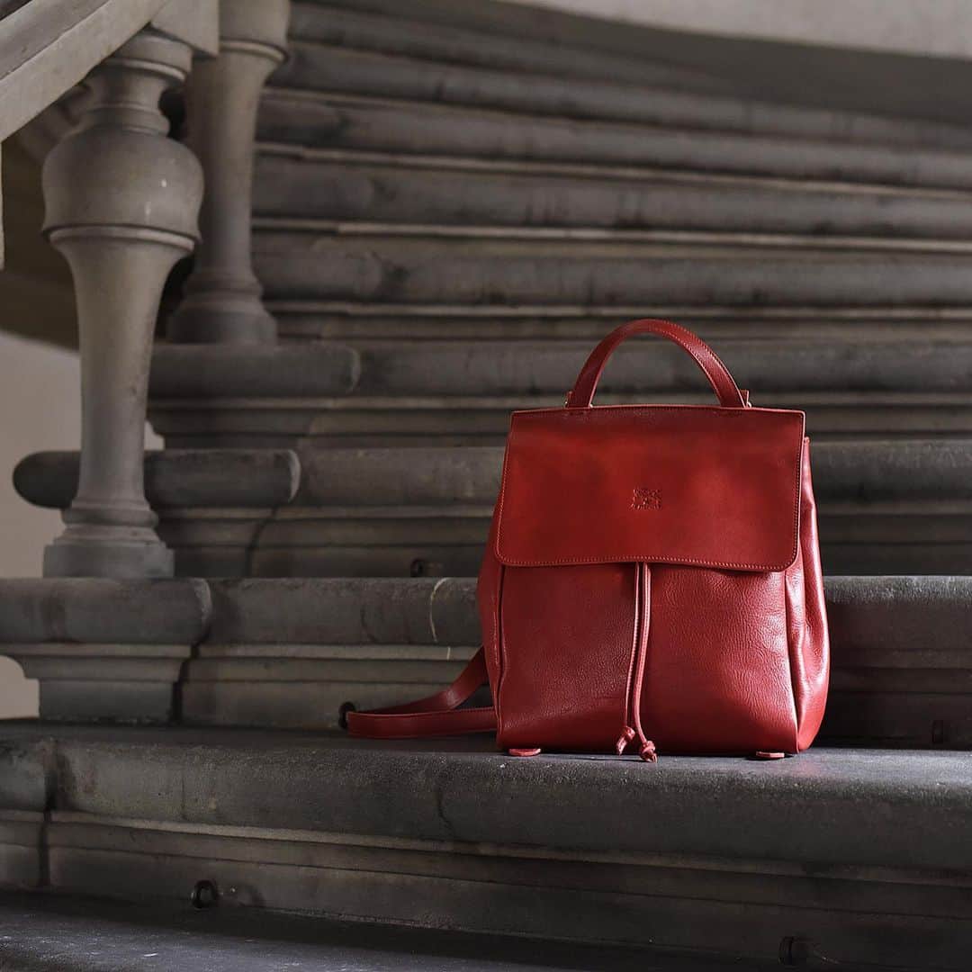 イルビゾンテのインスタグラム：「Authentic contemporary classics, Il Bisonte products are the perfect synthesis of the Florentine aesthetic tradition and an unconventional and always new vision of the world. #ilbisonte #madeinitaly #sustainability #leatherbags」