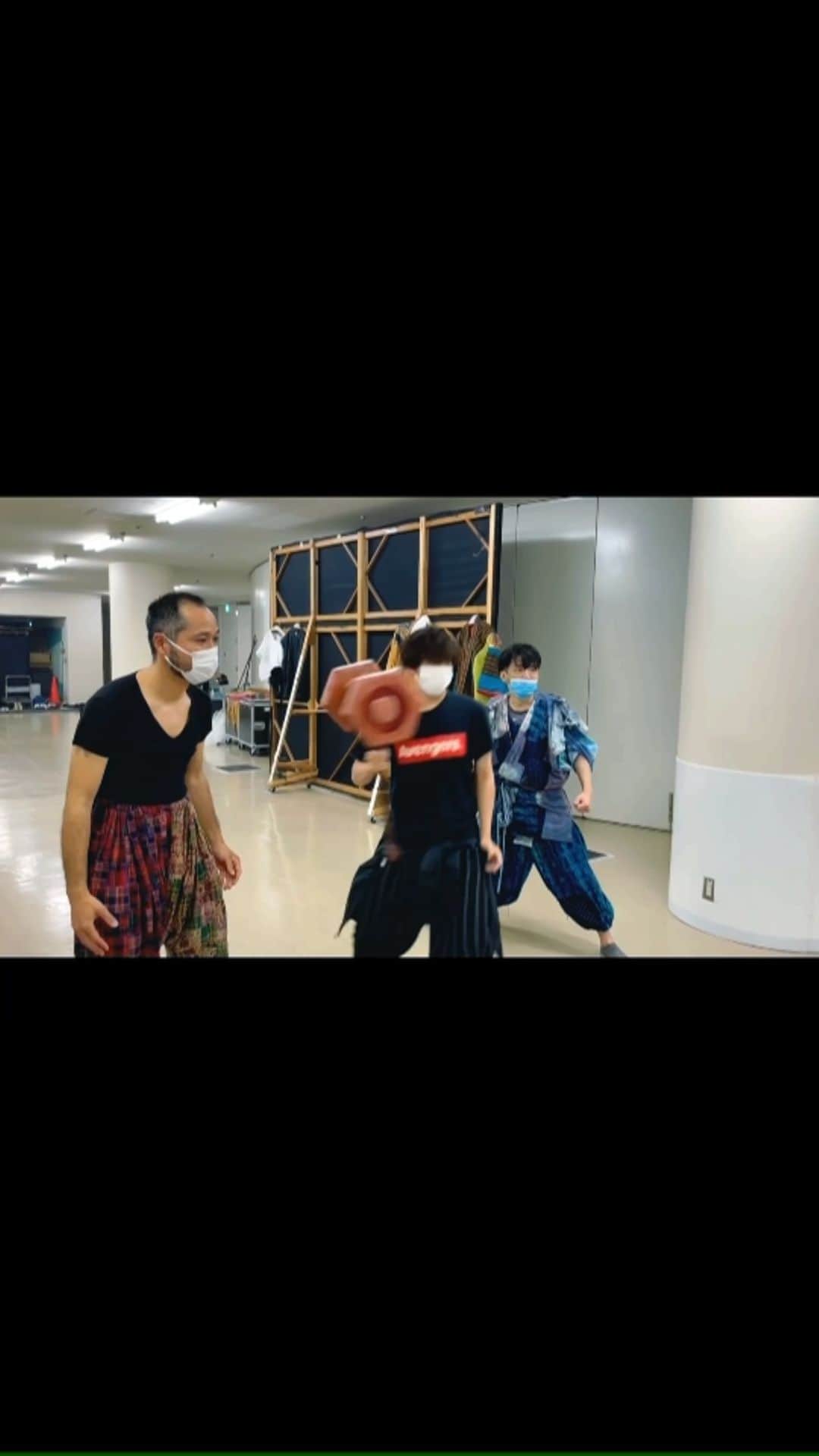 のインスタグラム：「大工廻の武器がアレにしかみえなかったのでアッセンブルしてみた。  #アベンジャーズ #アッセンブル #ムジョルニア #やってみたかった #Tシャツ #marvel #ブラスミ #BLACKSMITH #舞台 #演劇」