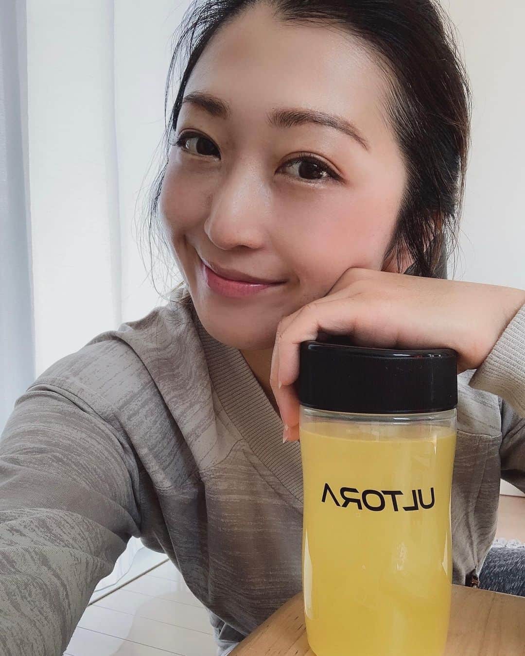 藤代有希さんのインスタグラム写真 - (藤代有希Instagram)「BCAAを取り入れた生活を始めました☺︎  レモン味すっきり美味しい🍋  BCAA特有の苦味なくて飲みやすい❣️    #藤代有希 #ユキ #yoga #ヨガ #ヨーガ #meditation #瞑想 #メディテーション #マインドフルネス #いま #ありのまま #ヨガインストラクター #ボディバランストレーナー #インナーボディコントロール #qvcジャパン #商品アドバイザー #健やかに #しなやかに #いま #ありのままで #ブーサング #横浜 #元町ヨガ #キッズリズムエクササイズ #キッズレッスン #オンラインレッスン #オンラインヨガ #産後 #プライベートレッスン#ultora #bcaa」2月23日 20時17分 - yukifujishiro_official