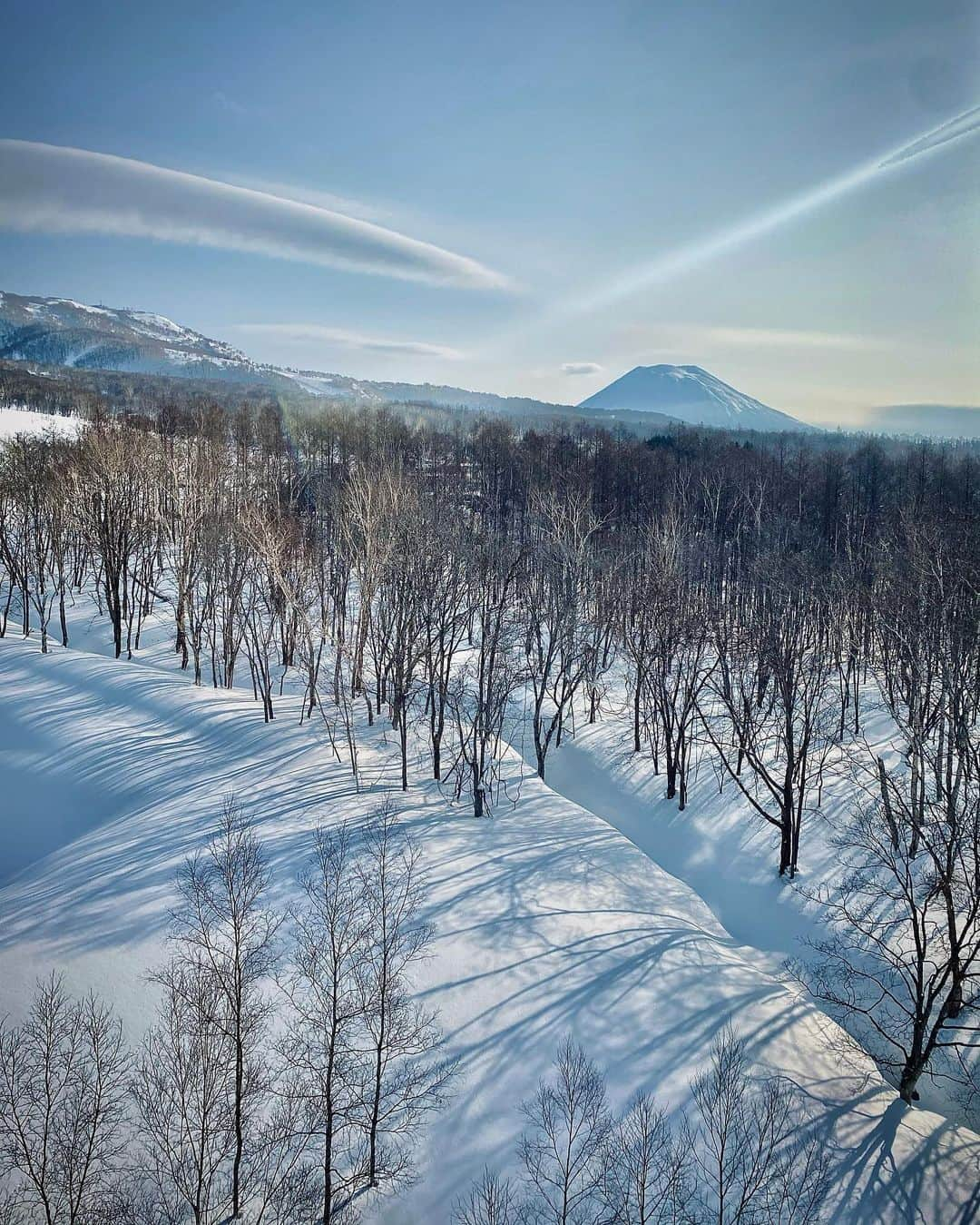 MiChiのインスタグラム：「Niseko, how beautiful you are 🖤 ニセコ、美しい…  凄く好きになりました😍  #niseko#hokkaido#mtyotei#nature#snow#snowymountains#snowboarding#羊蹄山#北海道#ニセコ#スノボー#雪山#自然」