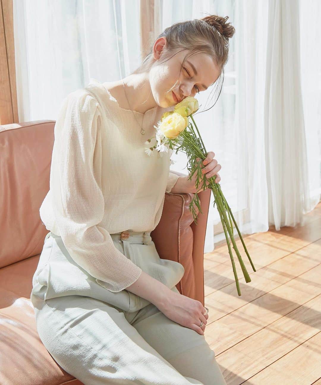 Vannie Officialのインスタグラム：「【2021 Spring Collection】  しわしわシアーTOPS  (natural・beige・light blue) Free size ¥2,700+tax      カワイイがたっくさん詰まった春tops♡      《styling》  淡めのカラーリングとふんわりとした素材感が春らしさ満点♡  カワイイが溢れる中に、シアー感でオンナっぽさも忘れずに…  スカート合わせでとことん可愛く、パンツ合わせでトレンドライクなスタイルにと様々なボトムと相性◎      《detail》  首元と裾のメロウや、肩にもギャザーが入っておりカワイイがふんだんに施されているデザイン♡  少しゆったりとしたシルエットが抜け感をupさせてくれます♪  シンプルなカラー展開なので、お手持ちのインナーとも合わせやすくなっており重ね着もしやすいです◎      《fabric》  柔らかく、お洗濯機にかけられるお素材を使用。  ※インナーは付属ではございません    ※詳しいお手入れ方法は商品タグをご参照ください。      #vannie_u#ヴァニーユー #ZOZOでしか買えない⠀⠀    お問い合わせはDMまでご連絡ください☑︎」