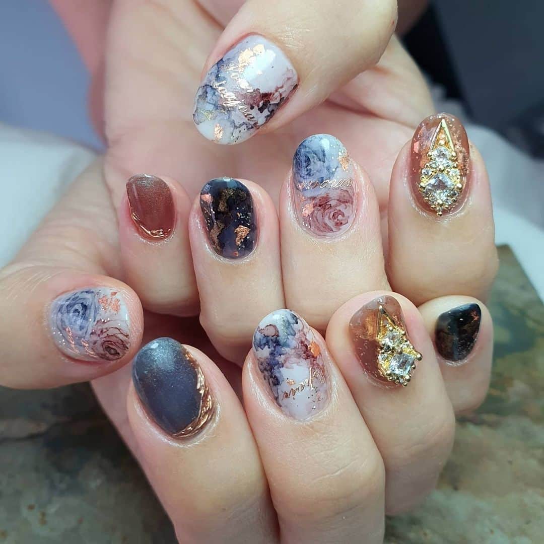 Yingさんのインスタグラム写真 - (YingInstagram)「When you want to look expensive 🤑💰  I used PREGEL MUSE S338, S340 and PREGEL Pale White as the base, plus alcohol ink and crystal cat eye for art. Also decorated with Kimagure rose gold words stickers! Items can be purchased at @nailwonderlandsg 🤗 .   . 🛒 www.nailwonderland.com⁣⁣ 📍20A Penhas Road, Singapore 208184⁣⁣ (5 minutes walk from Lavender MRT)⁣⁣ .  I am currently only able to take bookings from my existing pool of customers. If I have slots available for new customers, I will post them on my IG stories. Thank you to everyone who likes my work 🙏 if you need your nails done, please consider booking other artists at @thenailartelier instead ❤  #ネイルデザイン  #ネイルアート #ネイル #ジェルネイル #nailart #네일아트 #pregel #プリジェル #nails #gelnails #sgnails」2月23日 20時27分 - nailartexpress