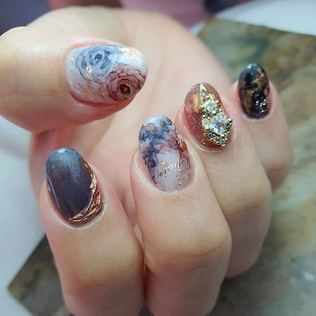 Yingのインスタグラム：「When you want to look expensive 🤑💰  I used PREGEL MUSE S338, S340 and PREGEL Pale White as the base, plus alcohol ink and crystal cat eye for art. Also decorated with Kimagure rose gold words stickers! Items can be purchased at @nailwonderlandsg 🤗 .   . 🛒 www.nailwonderland.com⁣⁣ 📍20A Penhas Road, Singapore 208184⁣⁣ (5 minutes walk from Lavender MRT)⁣⁣ .  I am currently only able to take bookings from my existing pool of customers. If I have slots available for new customers, I will post them on my IG stories. Thank you to everyone who likes my work 🙏 if you need your nails done, please consider booking other artists at @thenailartelier instead ❤  #ネイルデザイン  #ネイルアート #ネイル #ジェルネイル #nailart #네일아트 #pregel #プリジェル #nails #gelnails #sgnails」