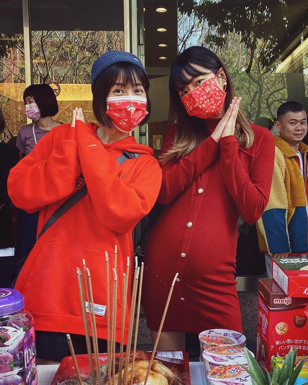 Dewi Chienのインスタグラム：「🧨去公司開工拜拜，領紅包🧧🙏🏻 #新年旺旺 #不約而同 #全身都紅」