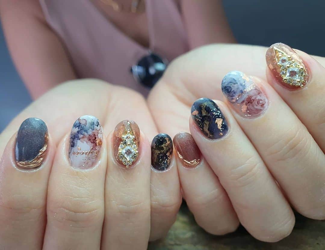 Yingさんのインスタグラム写真 - (YingInstagram)「When you want to look expensive 🤑💰  I used PREGEL MUSE S338, S340 and PREGEL Pale White as the base, plus alcohol ink and crystal cat eye for art. Also decorated with Kimagure rose gold words stickers! Items can be purchased at @nailwonderlandsg 🤗 .   . 🛒 www.nailwonderland.com⁣⁣ 📍20A Penhas Road, Singapore 208184⁣⁣ (5 minutes walk from Lavender MRT)⁣⁣ .  I am currently only able to take bookings from my existing pool of customers. If I have slots available for new customers, I will post them on my IG stories. Thank you to everyone who likes my work 🙏 if you need your nails done, please consider booking other artists at @thenailartelier instead ❤  #ネイルデザイン  #ネイルアート #ネイル #ジェルネイル #nailart #네일아트 #pregel #プリジェル #nails #gelnails #sgnails」2月23日 20時28分 - nailartexpress