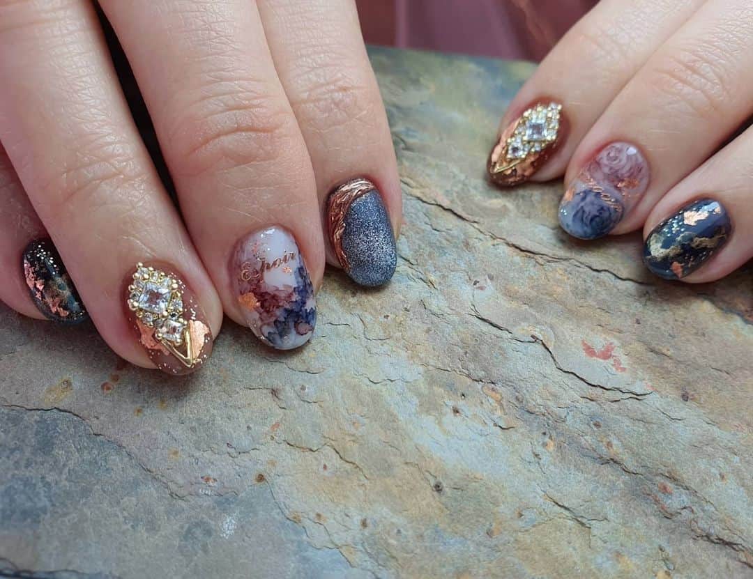 Yingのインスタグラム：「When you want to look expensive 🤑💰  I used PREGEL MUSE S338, S340 and PREGEL Pale White as the base, plus alcohol ink and crystal cat eye for art. Also decorated with Kimagure rose gold words stickers! Items can be purchased at @nailwonderlandsg 🤗 .   . 🛒 www.nailwonderland.com⁣⁣ 📍20A Penhas Road, Singapore 208184⁣⁣ (5 minutes walk from Lavender MRT)⁣⁣ .  I am currently only able to take bookings from my existing pool of customers. If I have slots available for new customers, I will post them on my IG stories. Thank you to everyone who likes my work 🙏 if you need your nails done, please consider booking other artists at @thenailartelier instead ❤  #ネイルデザイン  #ネイルアート #ネイル #ジェルネイル #nailart #네일아트 #pregel #プリジェル #nails #gelnails #sgnails」