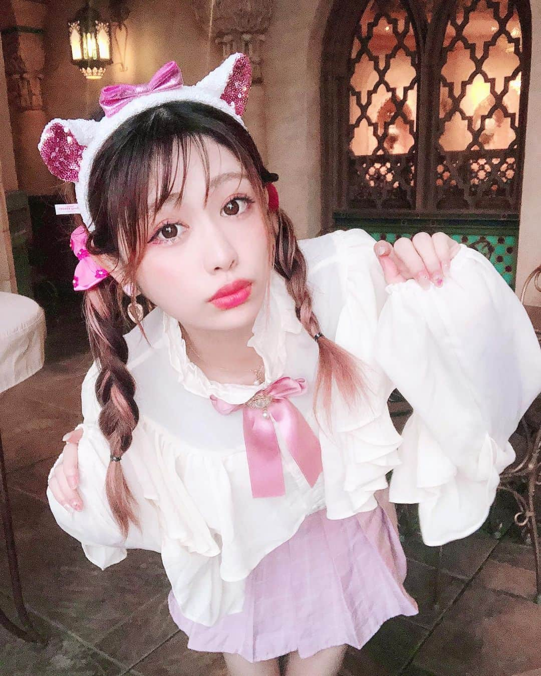 高橋里彩子さんのインスタグラム写真 - (高橋里彩子Instagram)「昨日が 猫の日だったのに﻿ 忘れてたー😩💓﻿ ﻿マリーちゃんシリーズ❣️💕 ﻿ ネコ好きなのに🐱ﾆｬﾝ﻿ ﻿ 猫の日に﻿ 猫っぽい写真あげるのアイドルの子のイメージあるの私だけ？🤔❣️﻿ ﻿ ﻿ みんなはネコ好き？🐈‍⬛💓﻿ ﻿ ﻿ ﻿ ﻿ #にゃんにゃん #ねこ #2月22日 #猫の日 #ねこの日 #にゃんにゃんにゃんの日 #猫 #cat  #丸顔 #ディズニー #マリーちゃん #マリー #マリーちゃんバウンド #ディズニーシー  #ディズニーバウンド #マリーちゃんコーデ #おしゃれキャットマリー  #ディズニーカチューシャ #disneyland #disney #disneycosplay #夢の国 #tdl  #marie  #被写体 #写真好きな人と繋がりたい #カメラマンさんと繋がりたい #ファインダー越しの世界 #モデル #ポートレート」2月23日 20時20分 - konkonwanwan