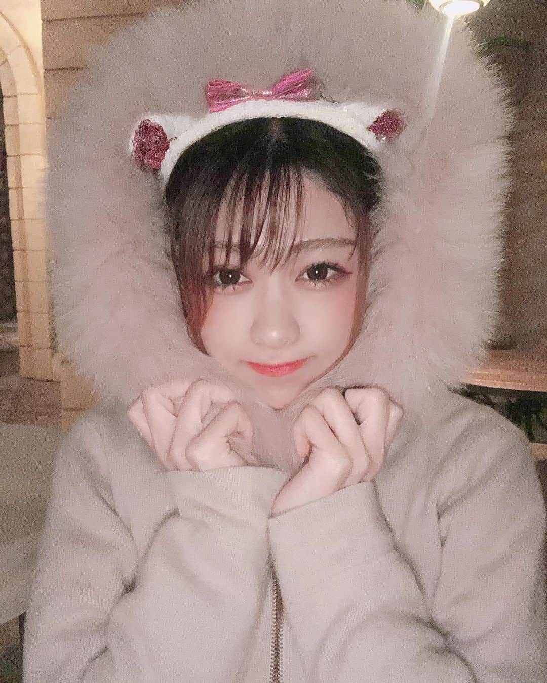 高橋里彩子さんのインスタグラム写真 - (高橋里彩子Instagram)「昨日が 猫の日だったのに﻿ 忘れてたー😩💓﻿ ﻿マリーちゃんシリーズ❣️💕 ﻿ ネコ好きなのに🐱ﾆｬﾝ﻿ ﻿ 猫の日に﻿ 猫っぽい写真あげるのアイドルの子のイメージあるの私だけ？🤔❣️﻿ ﻿ ﻿ みんなはネコ好き？🐈‍⬛💓﻿ ﻿ ﻿ ﻿ ﻿ #にゃんにゃん #ねこ #2月22日 #猫の日 #ねこの日 #にゃんにゃんにゃんの日 #猫 #cat  #丸顔 #ディズニー #マリーちゃん #マリー #マリーちゃんバウンド #ディズニーシー  #ディズニーバウンド #マリーちゃんコーデ #おしゃれキャットマリー  #ディズニーカチューシャ #disneyland #disney #disneycosplay #夢の国 #tdl  #marie  #被写体 #写真好きな人と繋がりたい #カメラマンさんと繋がりたい #ファインダー越しの世界 #モデル #ポートレート」2月23日 20時20分 - konkonwanwan