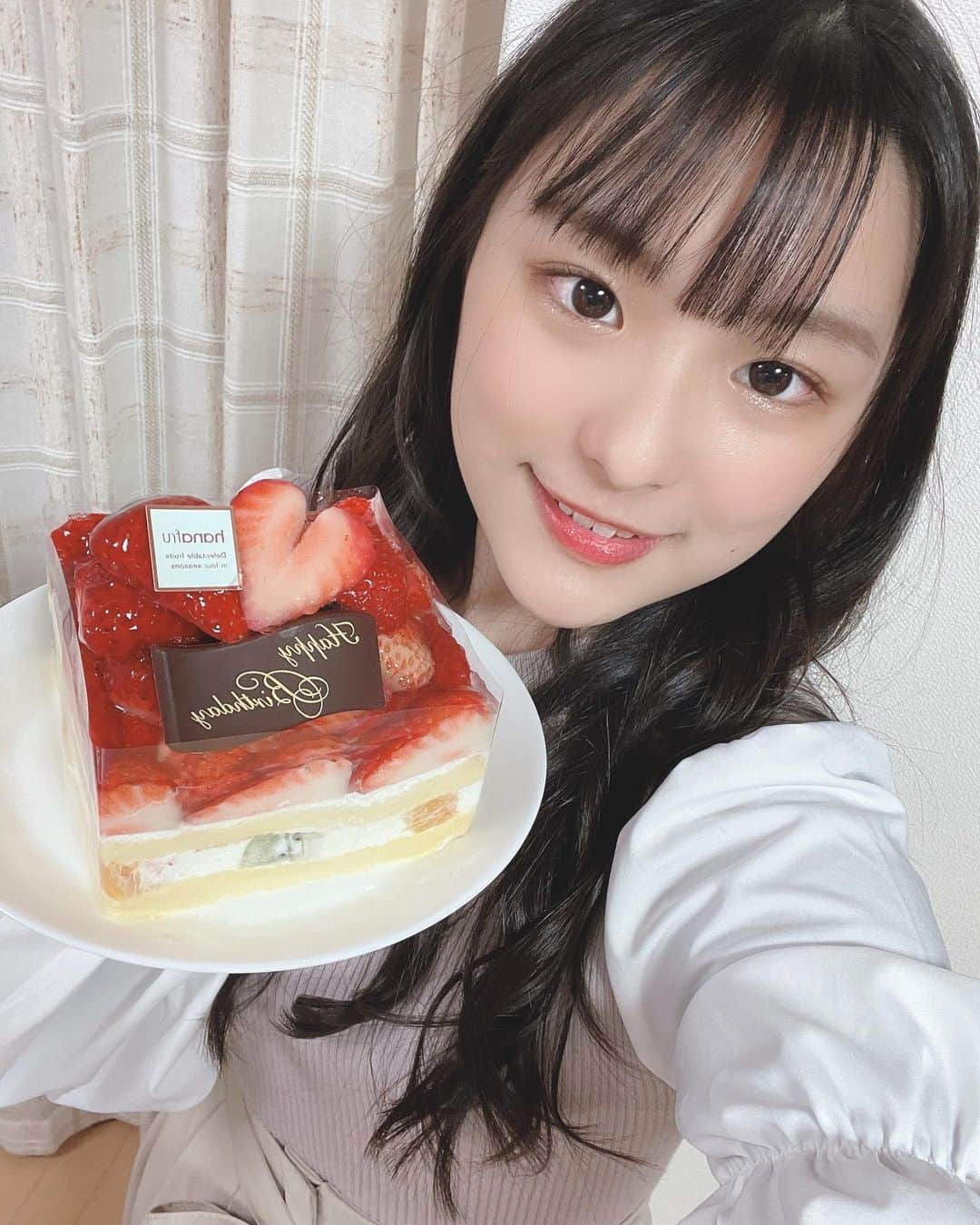 宇田川桜夢のインスタグラム：「-2021.2.21- 17歳になりました😳  17年間で1番いろんな人からおめでとうの言葉をもらえたと思います☺️  前日のサプライズもすごく嬉しかった！！考えてくださったスタッフさんやお祝いしてくれたメンバーやファンの皆さんも本当にありがとうございました💗  幸せな誕生日でした🌸  17歳全力で楽しみます💪  #ラストアイドル #宇田川桜夢 #宇田川桜夢生誕祭 #誕生日」