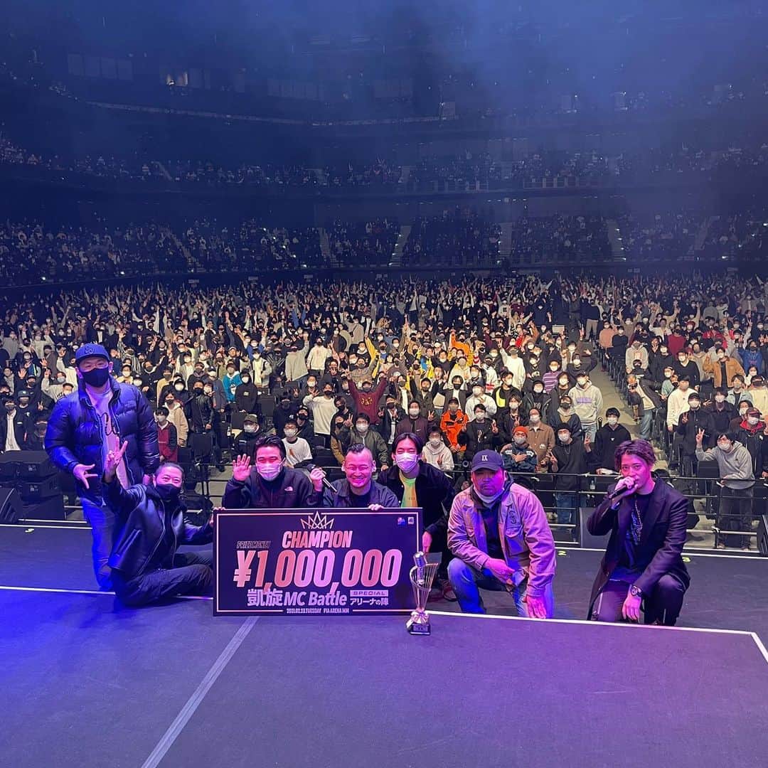 KEN THE 390のインスタグラム：「凱旋MC BATTLE SPECIAL -アリーナの陣-  お疲れ様でした！審査員しました。  LIVEもバトルもどちらも最高で、初のアリーナ開催に相応しい素晴らしいイベントでした。  最後の優勝した輪入道のフリースタイルがとにかく良くて、感動しました。  何よりお客さん、そして凱旋スタッフの皆さんお疲れ様でした！」