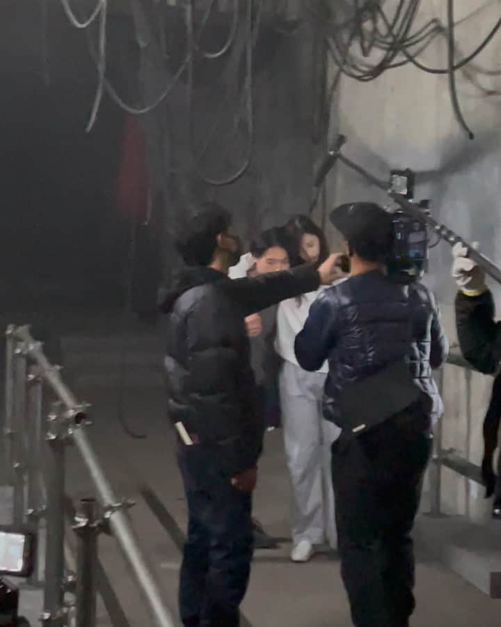 のインスタグラム：「. ＼第6話のメイキング動画🎥／  首藤(#滝藤賢一)の人体実験に身を捧げ、せん妄状態になった来美(#中条あやみ)を救い出そうとする等々力(#笠松将)。 あの暗闇の中を歩くシーンは、こんなふうに撮っていました。  #君と世界が終わる日に #Hulu #TVer で見逃し配信中 #追いゾンビ  #おかわりゾンビ してね🧟‍♂️」