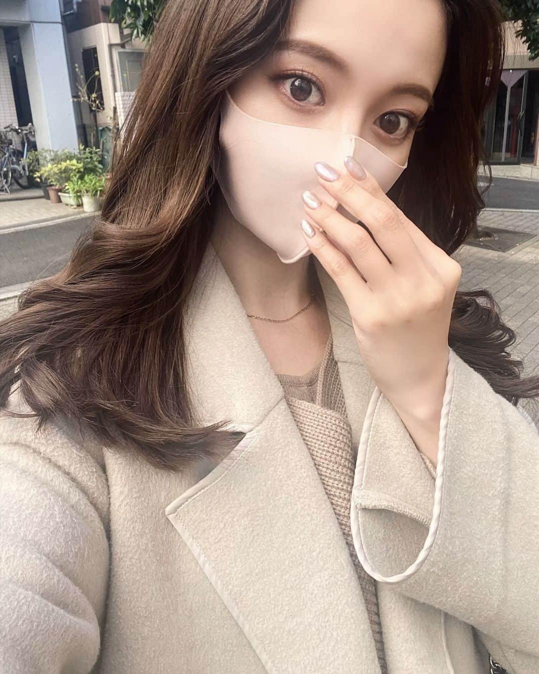 のインスタグラム：「アイブロウ久々にカラーした🥐🧸🤍  前髪は伸ばし中！ そして質問が多かったマスクは pastelmaskのpinkだよ🫖♡  eyebrow @une_fleur_yui  eyelash @nana_shibuya  nail @aoewd_nail_yuna   #selfie #マスクメイク」
