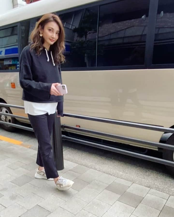 里海のインスタグラム：「新しいiPhoneケース 📱 可愛いくて衝撃に強いケースをGET！ 何回も落としたけど大丈夫でした😉 好きな文字とカラーか選べてカスタムできます！ 私は、「私の！」ってことで It’s mine!!  @casetify_jp @casetify  プロモコードをいれると15%OFFだよ✨ こちら ▶︎ 15SATOUMI  #CASETiFY #プロモーション」