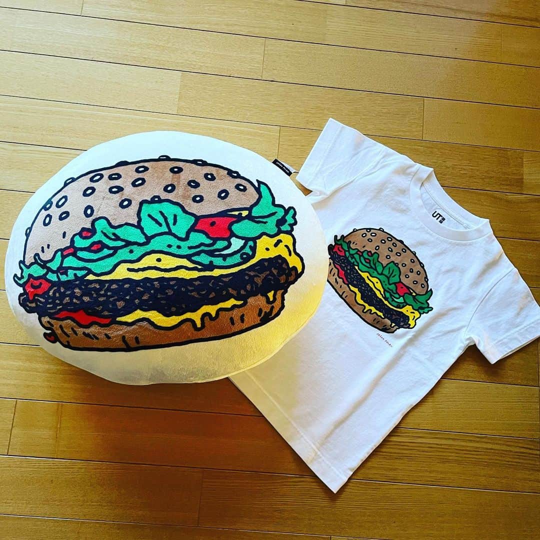 氷浦紫さんのインスタグラム写真 - (氷浦紫Instagram)「#ハンバーガー#hamburger#UNIQLO#UT 息子ちんが『これ買う！これにする！』って言ってカゴに入れた商品。 あたしとめちゃくちゃ趣味合う〜❤  クッションとTシャツだよ❤  #3歳男の子コーデ #日常こそ宝物 #子育てぐらむ」2月23日 20時37分 - yukalihiula