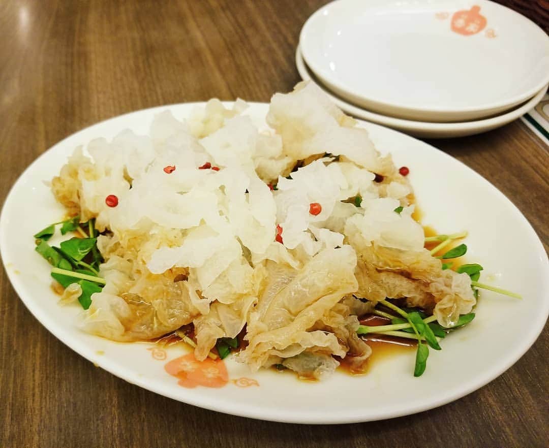 山口綾子のインスタグラム：「香港料理のお店『香家』の白きくらげの美肌サラダが大好きで、やっとタレを再現できました。  ポン酢にごま油ちょっと混ぜたら再現度高🙅(※あくまでも個人的な味覚によるものです)  漬けておいてもいいけど水っぽくなるから私は食べる前にかけます🥄  コリコリプリプリして美味しいです🐥✨  白きくらげは業務用大型スーパーで乾物が大量に入って600円くらい？のを買ってます⚓」