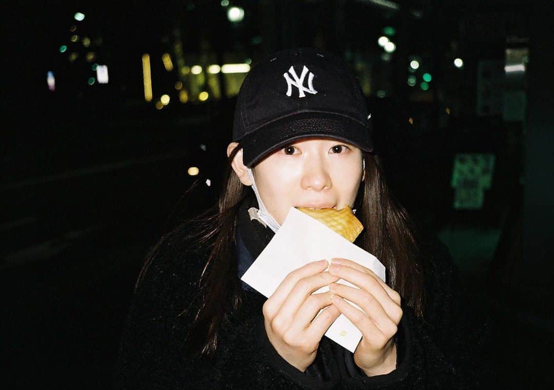 橘花梨のインスタグラム：「いつも食べてるけど心から痩せたいと思っている。﻿ ﻿  #たい焼き #たいやき #鯛焼き #フィルム #フィルムカメラ #フィルム写真 #ポートレート #ポートレイト #film #filmcamera #filmphotography #film_jp #portrait #japanesegirl #taiyaki」