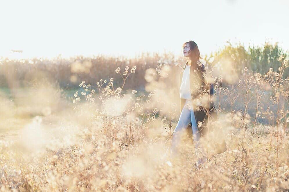 蒼木まやさんのインスタグラム写真 - (蒼木まやInstagram)「🌾🌾🌾  風がとっても強い日でした😌  Photographer @shiophotography」2月23日 20時36分 - maya_aoki_