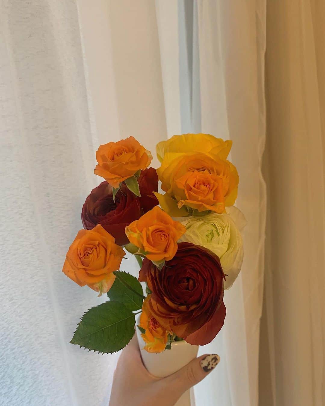浪花ほのかのインスタグラム：「お花を見てると 気分が暖かくなるので 今日は1本1本好きなお花を選んでみました☺️」