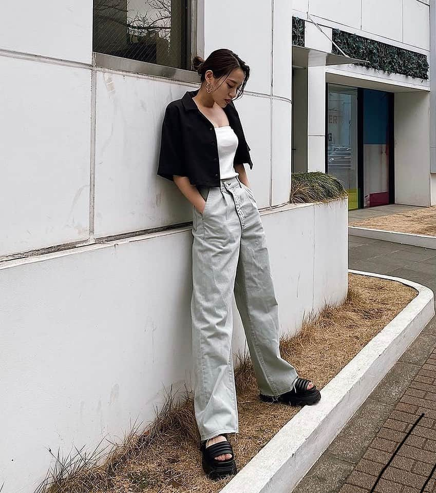 EMODA_LOOK BOOKさんのインスタグラム写真 - (EMODA_LOOK BOOKInstagram)「-ON SALE- #クロスベルトジャストウエストジーンズ  ¥11,990 (tax in)  ㅤㅤㅤ @haruka__sakamoto 164cm ㅤㅤ  ㅤㅤㅤ ㅤㅤㅤ ㅤㅤㅤ 着用アイテムは公式WEB STORE RUNWAYchanneにて🛒 発売前商品はWEBにて予約受付中！ topのURL( @emoda_snap )からチェック✔️︎ ㅤㅤ #EMODA #EMODA2021SS #MyStyleEMODA #RUNWAYchannel @emoda_official」2月23日 20時29分 - emoda_snap