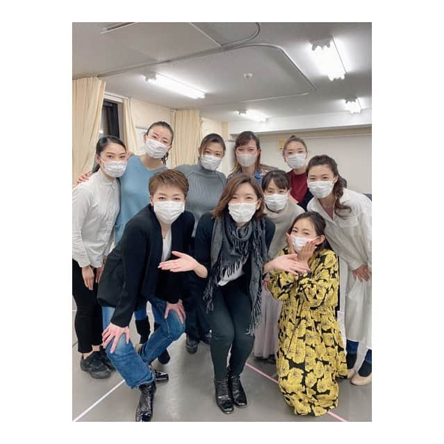 瀬奈じゅんさんのインスタグラム写真 - (瀬奈じゅんInstagram)「﻿ ﻿ エリザガラコン、今日お稽古で集結した元月組メンバーと。﻿ ﻿ やっぱりみんなかわいい！！﻿ ……越乃組長もかわいい……よ…。﻿ ﻿ ファービー、みっしょん、あず、くれあちゃん、ちゅう、たかすみ、みく、ルイセ、そして組長！﻿ やるぜよ！！﻿ ﻿ ﻿ みんなのタグ付けしたら、写真が真っ黒や笑。﻿ ﻿ ﻿ #エリザベートガラコンサート　﻿ #月組　﻿ #愛する仲間たち　﻿ #越乃リュウ さん　﻿ #綾月せり さん　﻿ #美翔かずき さん　﻿ #琴音和葉 さん　﻿ #玲実くれあ さん﻿ #咲希あかね さん﻿ #貴澄隼人 さん﻿ #花陽みく さん﻿ #煌海ルイセ さん　﻿ #瀬奈じゅん」2月23日 20時30分 - junsena_official