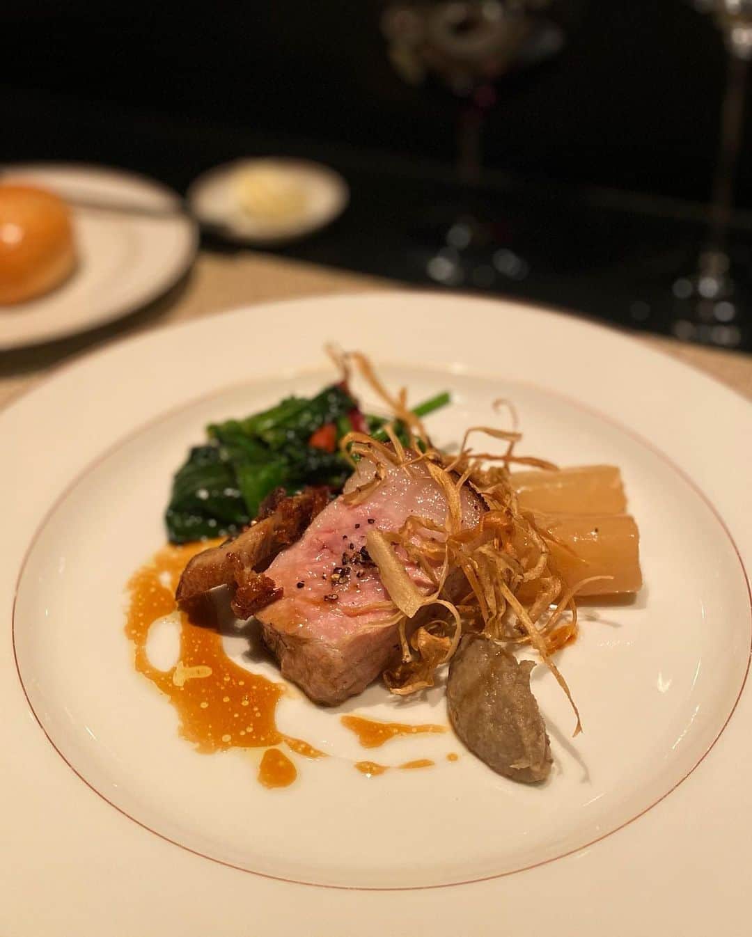 のインスタグラム：「@yosuke_suga 監修の　@coteau_daikanyama   素材の味を生かしたお料理で春の訪れを感じられた🤤🌸 選べるメインとデザートはそれぞれ頼んでシェアしたので満足度も2倍😋 席数多いので予約戻りやすく普段使いからデートまで使える良きお店👌量もちょうど良く雰囲気も良いです❣️  コース税込6900円💸ペアリング4杯5500円💸  #coteau #代官山グルメ #代官山　#バレンタイン　#2月　#食べログ #六本木グルメ　#六本木　#六本木ディナー #広尾グルメ　#西麻布グルメ　ku #グルメ好きな人と繋がりたい #東京グルメ #グルメ女子 #酒好きな人と繋がりたい #お酒好きな人と繋がりたい 🍶 #酒好きな人と繋がりたい #酒好き女子 #お洒落さんと繋がりたい　#フレンチ　#フュージョン」