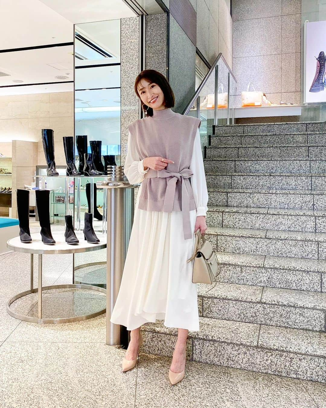 三井菜那さんのインスタグラム写真 - (三井菜那Instagram)「👡  春が近づくとヒールが履きたくなるっ💭  @kanematsu_official のヒールは 脚はもちろん、 全身のバランスを綺麗に見せてくれるし、 何よりめちゃくちゃ歩きやすいから 毎シーズン1足は絶対買い足してるの😚  先日、 銀座かねまつ銀座６丁目本店で 靴選び体験をしてきました🥿  まずは機械で両足のサイズを計測してもらって(自分では24.5㎝だと思ってたけど、25㎝でした😳)、 新作シューズをたっぷり見せてもらいました💃  春のトレンドのヒールやパンプスが ずらりと並んでいてテンション上がった〜🥰  わたしは、 1枚目、2枚目で履いてるヒールが 1番自分の足にしっくりきました🌾 ヒール高めだけど歩きやすくて 革の質感、色もすっごく素敵だったな〜。 体験会以降 頭から離れないから今度買いに行きます🥺  わたしが行った 銀座かねまつ銀座６丁目本店は 感染症対策がばっちりだったので 安心お買い物を楽しめました🌷 もちろん全店舗 感染症対策をしっかりされてますが、 時期や状況を加味して ご自身の判断で来店してね👌 また来店時は必ずマスク着用を◎  1枚目のみ、 特別に許可を得て 人がいない場所で マスクを一瞬だけ外して撮影させていただきました♩  https://www.shoesconcierge.jp  #ginzakanematsu#kanematsu#shoes#pumps#PR#銀座かねまつ#かねまつ#靴#パンプス#銀座かねまつ銀座６丁目本店#ginza#銀座」2月23日 20時30分 - nana.0312