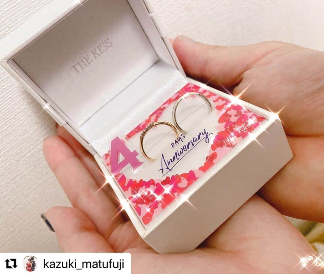 THE KISS_100日リングのインスタグラム：「@thekiss_100_ringsまたは #100日リング のタグを付けて投稿して下さった中で、素敵な写真を選ばせていただきました💍✨﻿ ﻿ ﻿ @kazuki_matufuji さま﻿ 400日記念日おめでとうございます！ 300日記念に続き、400日記念も撮影いただき嬉しく思います💕 素敵な投稿ありがとうございました✨  #THEKISS #100日リング #ペアリング #pairring #ジュエリー #アクセサリー #指輪 #100日記念日 #記念日 #デート #サプライズ #プレゼント #カップル #カップルフォト #彼氏 #彼女 #thekissペアリング #ペア #お祝い」