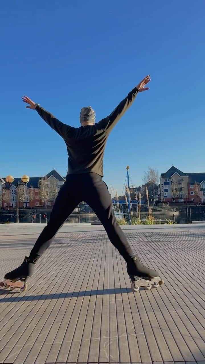 ハミッシュ・ゲイマンのインスタグラム：「Nothing feels better than this 💛 I had so much fun skating with @ameliaskating yesterday in the sunshine.  #dancingonice #edeaskates #edea #edeafamily #rollline #figureskater #figureskating #inlinefigureskating」