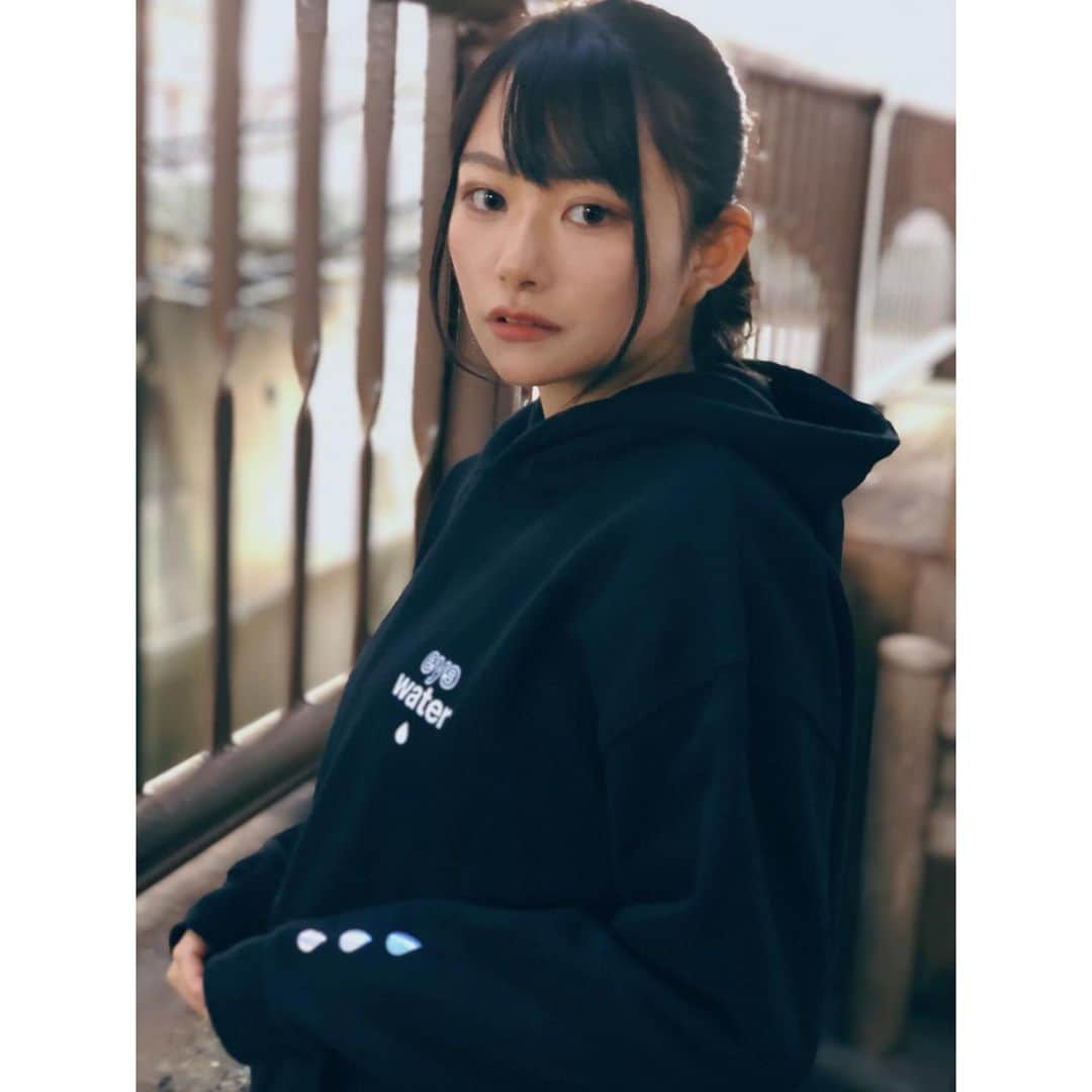 桜井木穂のインスタグラム：「お天気が良かったのでお気に入りのお洋服で目黒川沿いをお散歩したよー🌸 桜の木はほんのりピンク色でした 。 ♡ 【𝑺𝑾𝑬𝑨𝑻】 https://commonbase.jp/  @yuyahashizume  @commonbase.jp   国内外で活躍するアーティスト「YUYA HASHIZUME | 橋爪 悠也」の代表作「eyewater」のマーチャンダイズが発売。  活動拠点を日本に置きながらも、香港、バンコク、ロンドンと国境を超えて活躍している今最も注目したいアーティストの一人「橋爪 悠也」。 彼の代表作である「eyewater」は、自身が見てきた「泣く女性」を描いた作品で、国内外問わず多くのファンを惹き付けます。  「eyewater」を落とし込んだマーチャンダイズは、半袖Tシャツ（2色、各6,000円）、長袖Tシャツ（2色、各7,000円）、スウェットフーディ（3色、各11,000円）、クッション（3色、各7,000円）（全て税抜）で構成され、メンズ ＆レディースサイズを着用したユニセックスな仕上がりのルックモデルには、第５回日本制服アワードの『日本一制服が似合う女子高生』グランプリや、AbemaTV『真夏のオオカミくんには騙されない！』でブレイクした今後注目の若手女優「齊藤 英里」を起用。制作は、「ビックリマン×河村康輔」のコラボレーションマーチャンダイズ等を手掛けた「COMMON BASE」が担っています。  購入特典としては、購入者全員に「eyewater」ステッカーをプレゼント。(商品毎にもらえるステッカーが違います。詳しくは下記をご覧ください) さらに対象の方には「橋爪 悠也」サイン入り「eyewater」プリズムステッカーもプレゼントされます。 （対象要件: 1注文につき3点以上お買い上げ頂いた方を対象に3点につき1枚がプレゼントされます。） 詳細や注意点は、COMMON BASE ONLINE STORE（http://www.commonbase.jp）、COMMON BASEのInstagram（https://www.instagram.com/commonbase.jp）をご覧下さい。  【発売店舗】 COMMON BASEオンラインストア https://commonbase.jp  【購入特典】 ① 商品1点につき1枚の”eyewater”ステッカーが付きます。 (白とグレーのアパレル製品にはWHITEステッカー / 黒のアパレル製品と黒のクッションにはBLACKステッカー / 赤×青のクッションにはREDステッカー / 水色×ピンクのクッションにはPINKステッカー) ② 1注文につき3点以上お買い上げ頂いた方を対象に3点につき1枚の「橋爪 悠也」サイン入りプリズムステッカーをプレゼント致します。  YUYA HASHIZUME | 橋爪 悠也:  1983年生まれ、岡山市出身。アーティスト。 近年は、オニツカタイガー×STREET FIGHTERへのイラスト提供や、香港の人気女優JOEY THYE (戴祖儀)とのコラボレーション、 バンコクを代表するスニーカーショップCARNIVALでのイベント等、グローバルに活躍の幅を広げている。 さらに、ロンドンのTHE WALUSO GALLERYで開かれたバーチャル閲覧にも対応した個展も成功させる等、海外での知名度も加速度的に上昇している。  COMMON BASE:  アーティストの為の「表現のベース(土台)」となる事を目的に、2019年に設立された日本のブランド。 アパレル・雑貨を中心に国内外の生産背景を用いて、これまでに「ビックリマン×河村康輔」「NUMBER (N)INE」等のコラボレーションや 「2PAC」「ビックリマンアパレル」の商品制作等、ジャンルレスに活動を行なっている。  #スウェットコーデ #sweat #スウェット #ootd #お散歩コーデ #お散歩 #中目黒 #ポニーテール #桜井木穂 #パーカー女子 #パーカーコーデ」