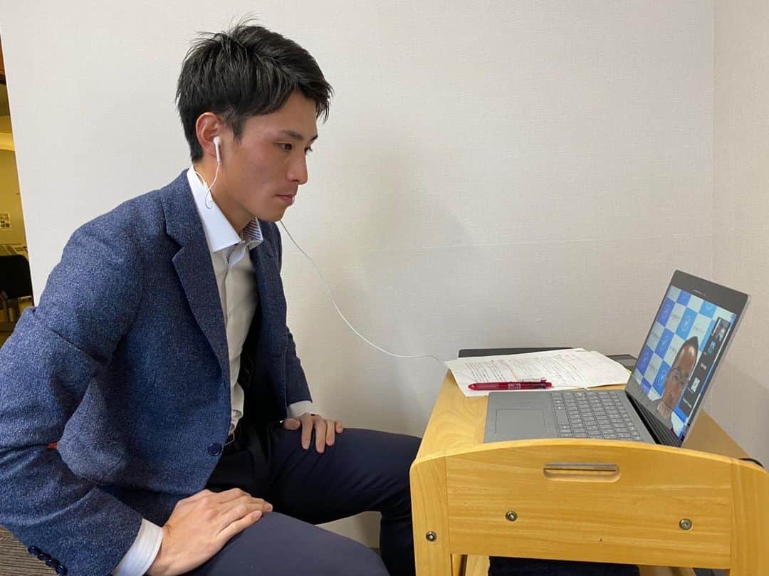 服部勇馬のインスタグラム：「. 日本陸上競技学会シンポジウムに 酒井監督、佐藤監督と共に参加させていただきました。  初めての経験で緊張もありましたが、 自身の経験が未来の陸上界の発展に 少しでも繋がって欲しいという想いで 意見を述べさせていただきました。  ご視聴いただきました皆様、ありがとうございました！」
