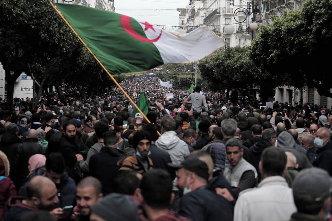 ルモンドのインスタグラム：「« C’est tout simplement impressionnant. » Lunettes sur le nez, Mounir a le regard tourné vers la foule compacte qui noircit le bas de la rue Didouche-Mourad jusqu’à la place Maurice-Audin, deux lieux emblématiques d’Alger. « Demain, il y aura la manifestation des étudiants », assure cet employé administratif qui a momentanément quitté son bureau pour rejoindre le cortège. Comme si les habitudes du Hirak (« mouvement ») reprenaient.⁣ Lundi 22 février, des milliers d’Algériens ont manifesté dans les rues de la capitale, deux ans jour pour jour après la première marche algéroise du 22 février 2019, lever de rideau d’une mobilisation qui a eu raison de la candidature de l’ancien président Abdelaziz Bouteflika à un cinquième mandat, avant de placer le régime sur la défensive. Une célébration ? Pas tout à fait, si on en croit les slogans chantés par les manifestants. « Nous ne sommes pas là pour célébrer mais pour que vous partiez », scandent hommes et femmes confondus.⁣ Quatorze mois après l’arrivée d’Abdelmadjid Tebboune à la présidence, les Algériens maintiennent les revendications du Hirak pour un réel changement de système et un Etat de droit. « Tebboune est une fraude », « Les généraux à la poubelle », « Le peuple réclame l’indépendance », crient les manifestants sous une pluie fine.⁣ -⁣ Manifestation à Alger, le lundi 22 février 2021. Photo : Toufik Doudou (@douds_doudou) / AP (@apnews)⁣ -⁣ #hirak #Algerie」
