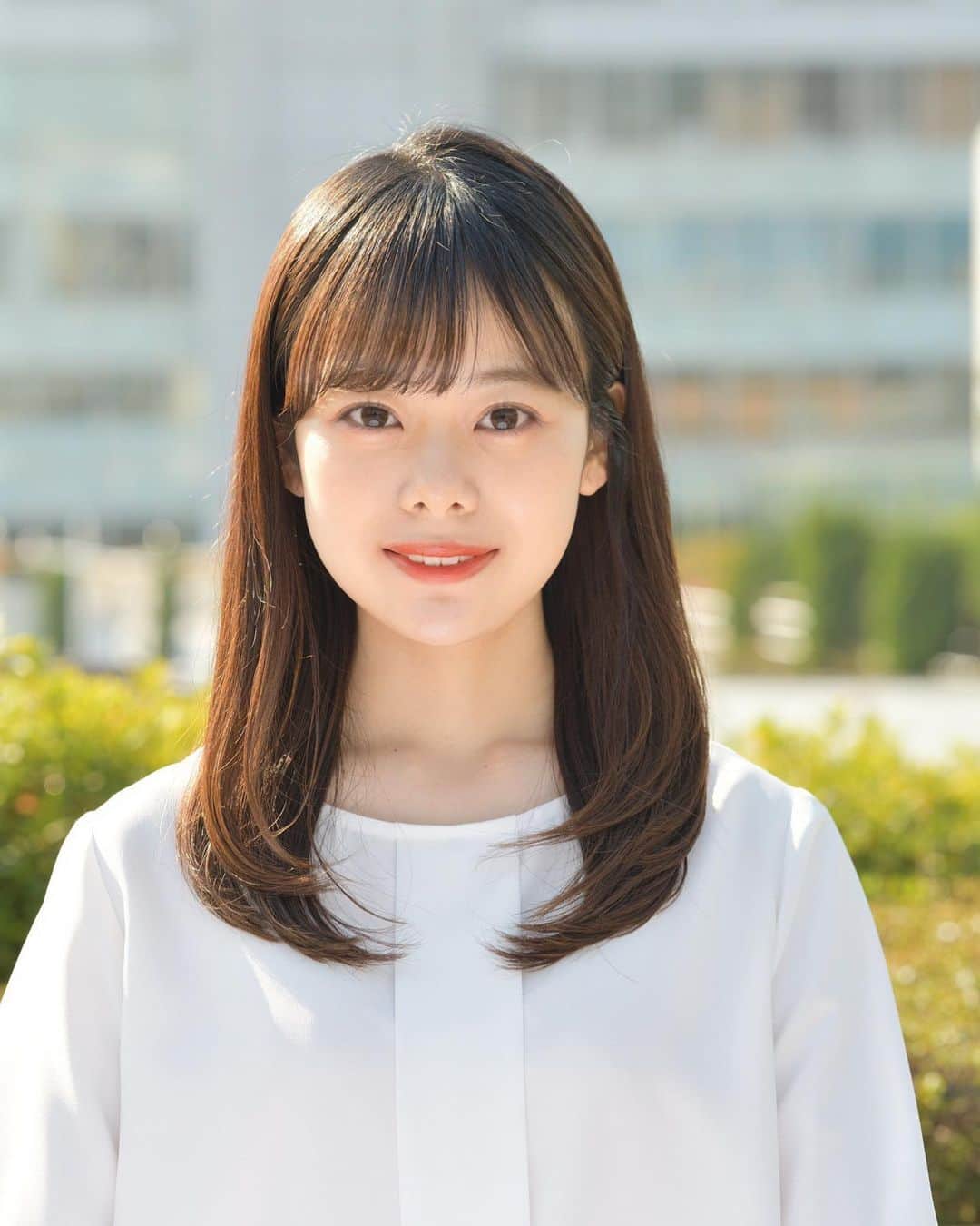 浅川由梨子のインスタグラム：「お久しぶりです！ ポートレート写真を撮っていただきました。  @kana___watarai さんにカットしていただいてから、髪の毛が綺麗にまとまるようになりました！  ありがとうございました☺︎  #ポートレート #ポートレート撮影」