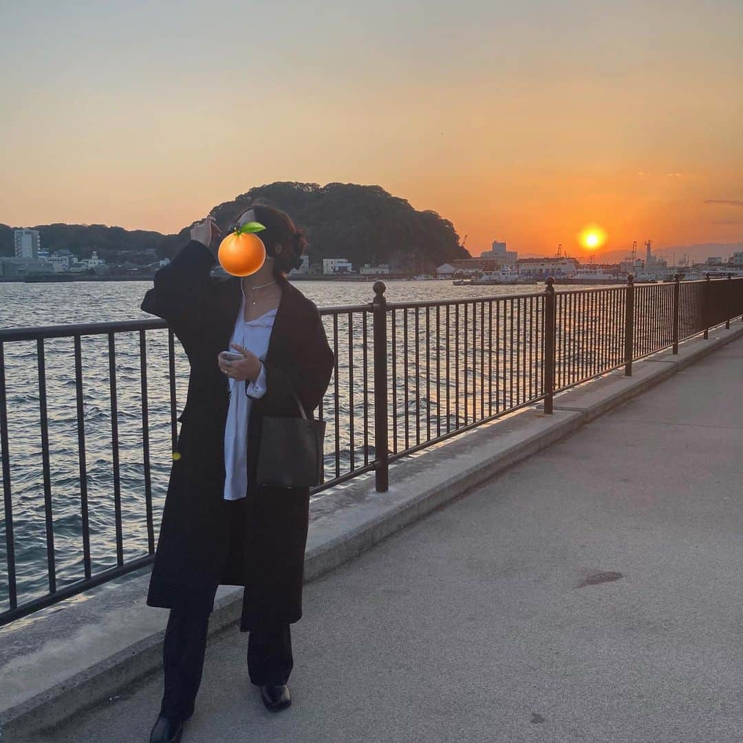 __96118さんのインスタグラム写真 - (__96118Instagram)「﻿ ﻿ 姿勢の悪さと背景がアンマッチすぎる太陽きれ〜い﻿ 死ぬほど笑って写真から伝わる楽しさ太陽サンサン﻿ ﻿ ﻿ ﻿ ﻿」2月23日 20時37分 - __96118