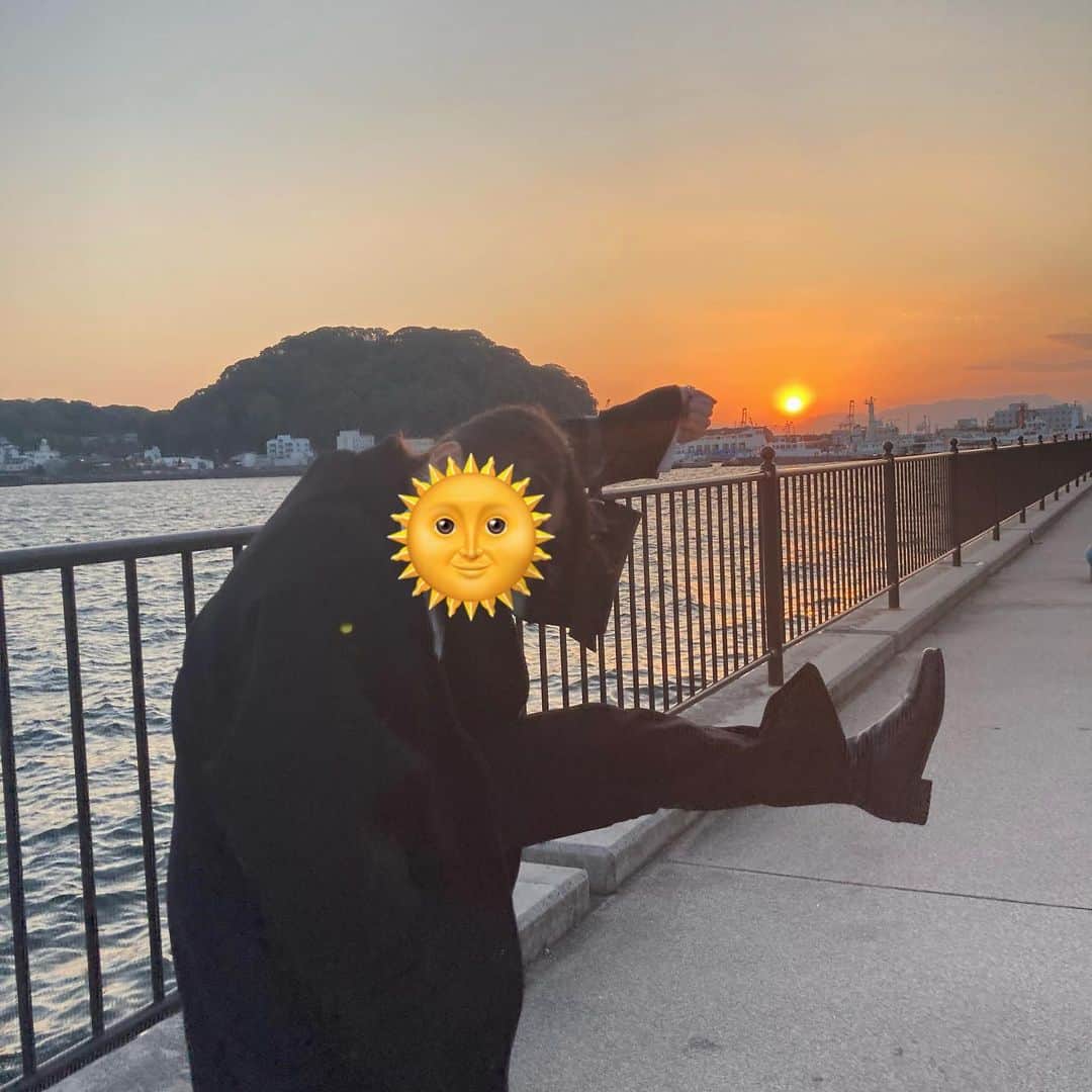 __96118さんのインスタグラム写真 - (__96118Instagram)「﻿ ﻿ 姿勢の悪さと背景がアンマッチすぎる太陽きれ〜い﻿ 死ぬほど笑って写真から伝わる楽しさ太陽サンサン﻿ ﻿ ﻿ ﻿ ﻿」2月23日 20時37分 - __96118