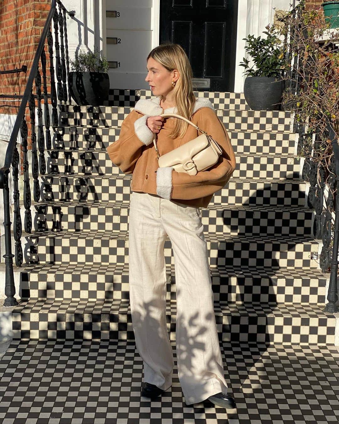 Camille Charriereさんのインスタグラム写真 - (Camille CharriereInstagram)「At this point I couldn’t help but wonder: was i walking the pillow bag or was the pillow bag walking me? @Coach #ad #TabbyBag」2月23日 20時37分 - camillecharriere