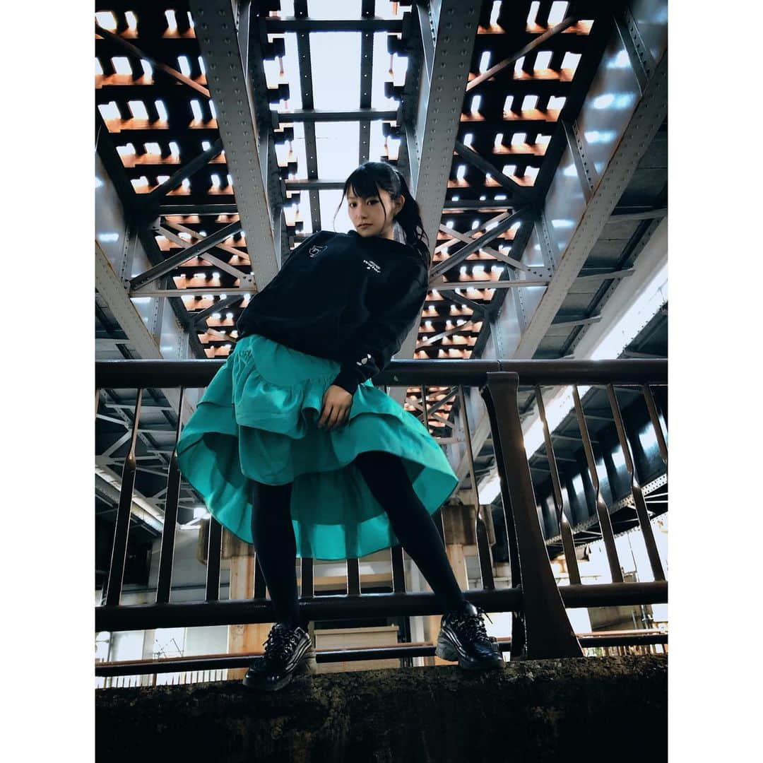 桜井木穂のインスタグラム：「💧💧💧 【𝑺𝑾𝑬𝑨𝑻】 https://commonbase.jp/  @yuyahashizume  @commonbase.jp   国内外で活躍するアーティスト「YUYA HASHIZUME | 橋爪 悠也」の代表作「eyewater」のマーチャンダイズが発売。  活動拠点を日本に置きながらも、香港、バンコク、ロンドンと国境を超えて活躍している今最も注目したいアーティストの一人「橋爪 悠也」。 彼の代表作である「eyewater」は、自身が見てきた「泣く女性」を描いた作品で、国内外問わず多くのファンを惹き付けます。  「eyewater」を落とし込んだマーチャンダイズは、半袖Tシャツ（2色、各6,000円）、長袖Tシャツ（2色、各7,000円）、スウェットフーディ（3色、各11,000円）、クッション（3色、各7,000円）（全て税抜）で構成され、メンズ ＆レディースサイズを着用したユニセックスな仕上がりのルックモデルには、第５回日本制服アワードの『日本一制服が似合う女子高生』グランプリや、AbemaTV『真夏のオオカミくんには騙されない！』でブレイクした今後注目の若手女優「齊藤 英里」を起用。制作は、「ビックリマン×河村康輔」のコラボレーションマーチャンダイズ等を手掛けた「COMMON BASE」が担っています。  購入特典としては、購入者全員に「eyewater」ステッカーをプレゼント。(商品毎にもらえるステッカーが違います。詳しくは下記をご覧ください) さらに対象の方には「橋爪 悠也」サイン入り「eyewater」プリズムステッカーもプレゼントされます。 （対象要件: 1注文につき3点以上お買い上げ頂いた方を対象に3点につき1枚がプレゼントされます。） 詳細や注意点は、COMMON BASE ONLINE STORE（http://www.commonbase.jp）、COMMON BASEのInstagram（https://www.instagram.com/commonbase.jp）をご覧下さい。  【発売店舗】 COMMON BASEオンラインストア https://commonbase.jp  【購入特典】 ① 商品1点につき1枚の”eyewater”ステッカーが付きます。 (白とグレーのアパレル製品にはWHITEステッカー / 黒のアパレル製品と黒のクッションにはBLACKステッカー / 赤×青のクッションにはREDステッカー / 水色×ピンクのクッションにはPINKステッカー) ② 1注文につき3点以上お買い上げ頂いた方を対象に3点につき1枚の「橋爪 悠也」サイン入りプリズムステッカーをプレゼント致します。  YUYA HASHIZUME | 橋爪 悠也:  1983年生まれ、岡山市出身。アーティスト。 近年は、オニツカタイガー×STREET FIGHTERへのイラスト提供や、香港の人気女優JOEY THYE (戴祖儀)とのコラボレーション、 バンコクを代表するスニーカーショップCARNIVALでのイベント等、グローバルに活躍の幅を広げている。 さらに、ロンドンのTHE WALUSO GALLERYで開かれたバーチャル閲覧にも対応した個展も成功させる等、海外での知名度も加速度的に上昇している。  COMMON BASE:  アーティストの為の「表現のベース(土台)」となる事を目的に、2019年に設立された日本のブランド。 アパレル・雑貨を中心に国内外の生産背景を用いて、これまでに「ビックリマン×河村康輔」「NUMBER (N)INE」等のコラボレーションや 「2PAC」「ビックリマンアパレル」の商品制作等、ジャンルレスに活動を行なっている。  #スウェットコーデ #sweat #スウェット #ootd #お散歩コーデ #お散歩 #中目黒 #ポニーテール #桜井木穂 #パーカー女子 #パーカーコーデ」