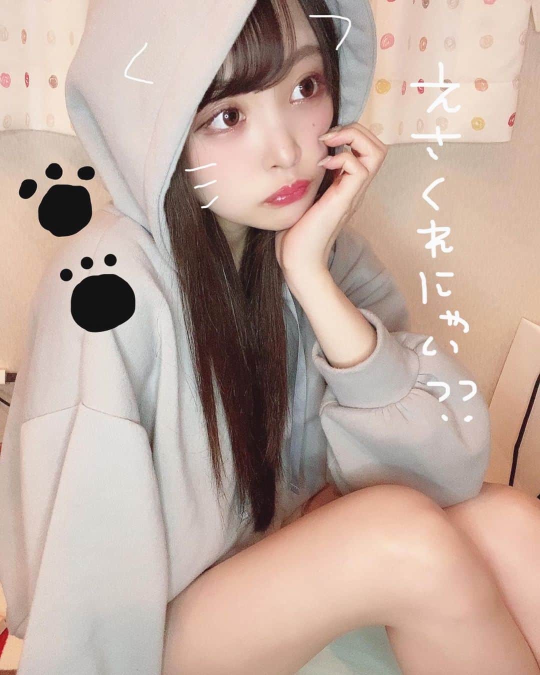 鳥海絢菜のインスタグラム：「・ 猫の日おわっちゃったけど´›﹏‹`💧 ・ ・ あやなｻﾝ新しいコスメを頼んだから早く届かないかなぁってウズウズしてるよ〜 ・ #猫の日 #ねこの日 #ネコ 🐱」